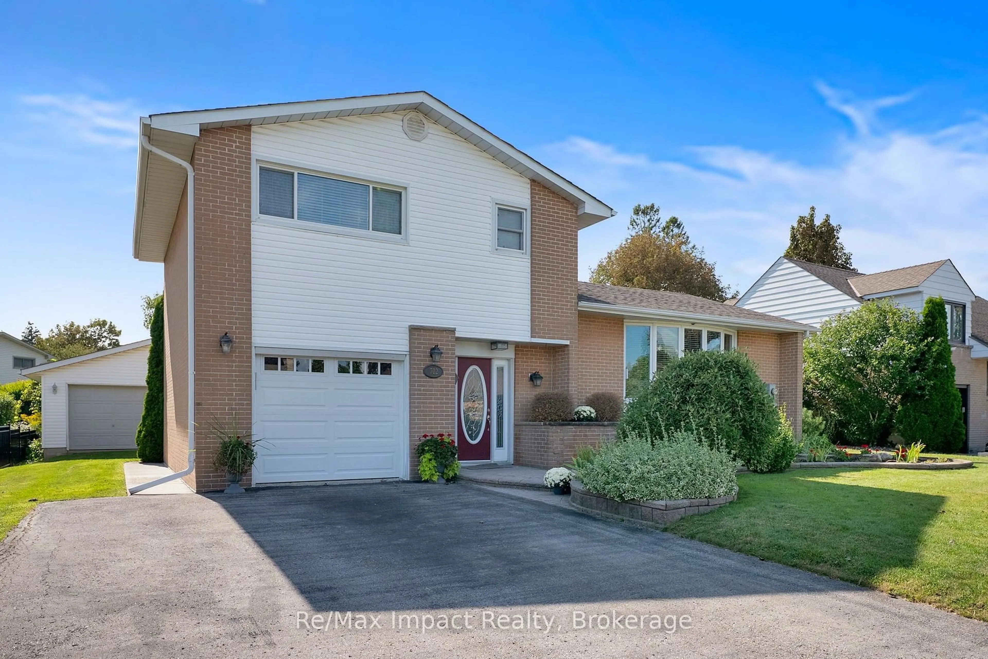 Home with vinyl exterior material, street for 702 Westdale Crt, Oshawa Ontario L1J 5B5