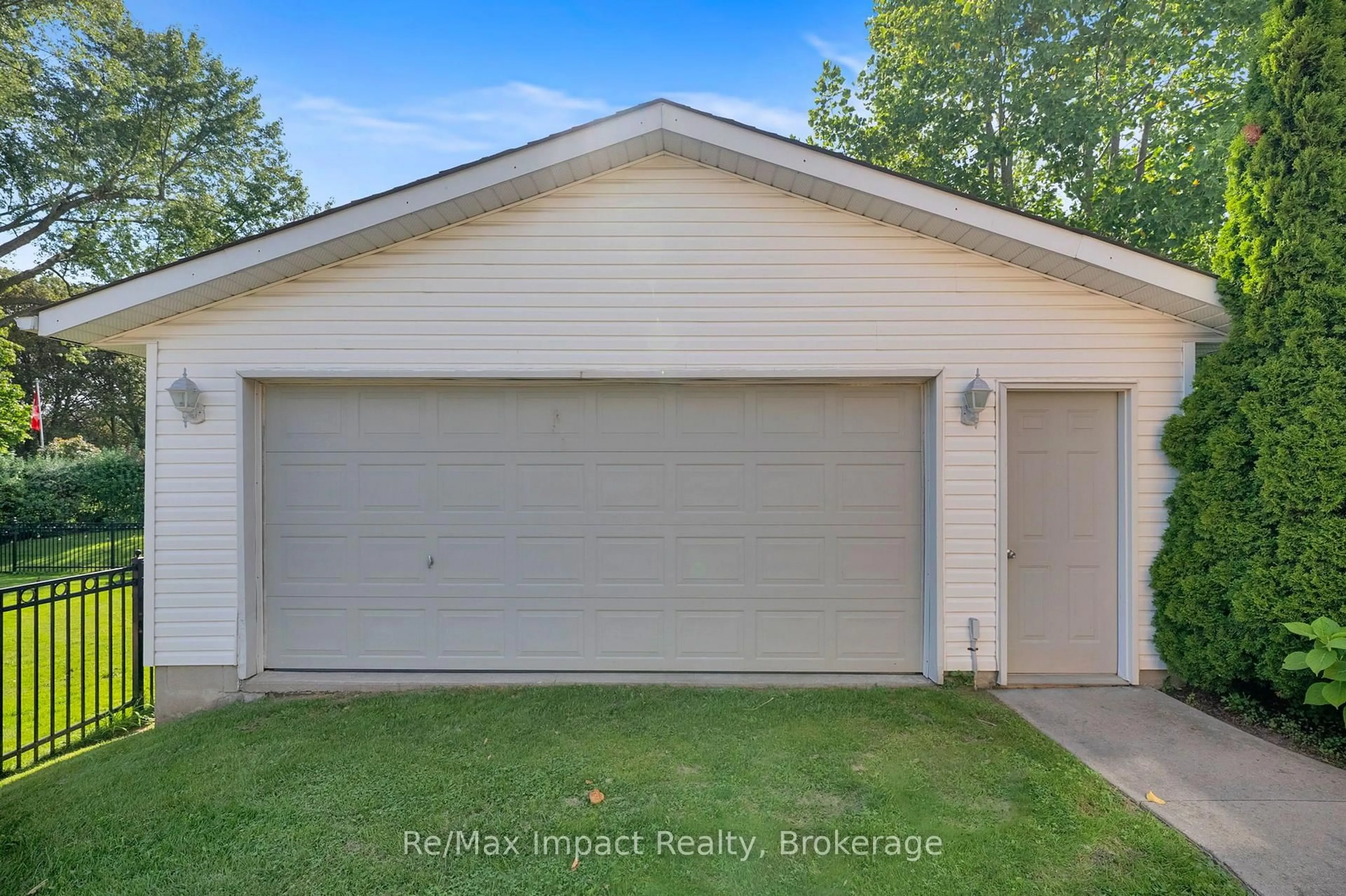 Indoor garage for 702 Westdale Crt, Oshawa Ontario L1J 5B5