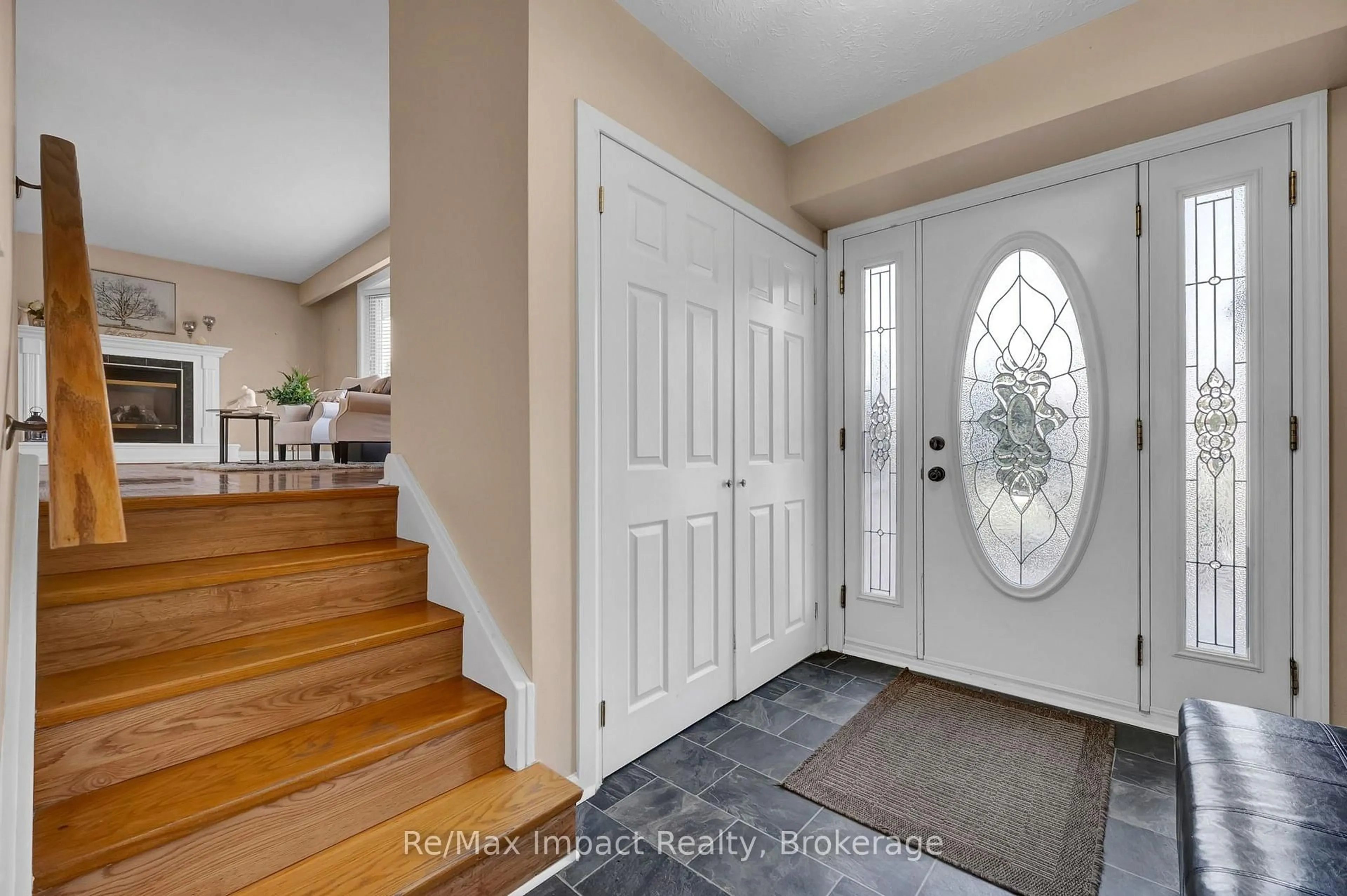 Indoor entryway for 702 Westdale Crt, Oshawa Ontario L1J 5B5