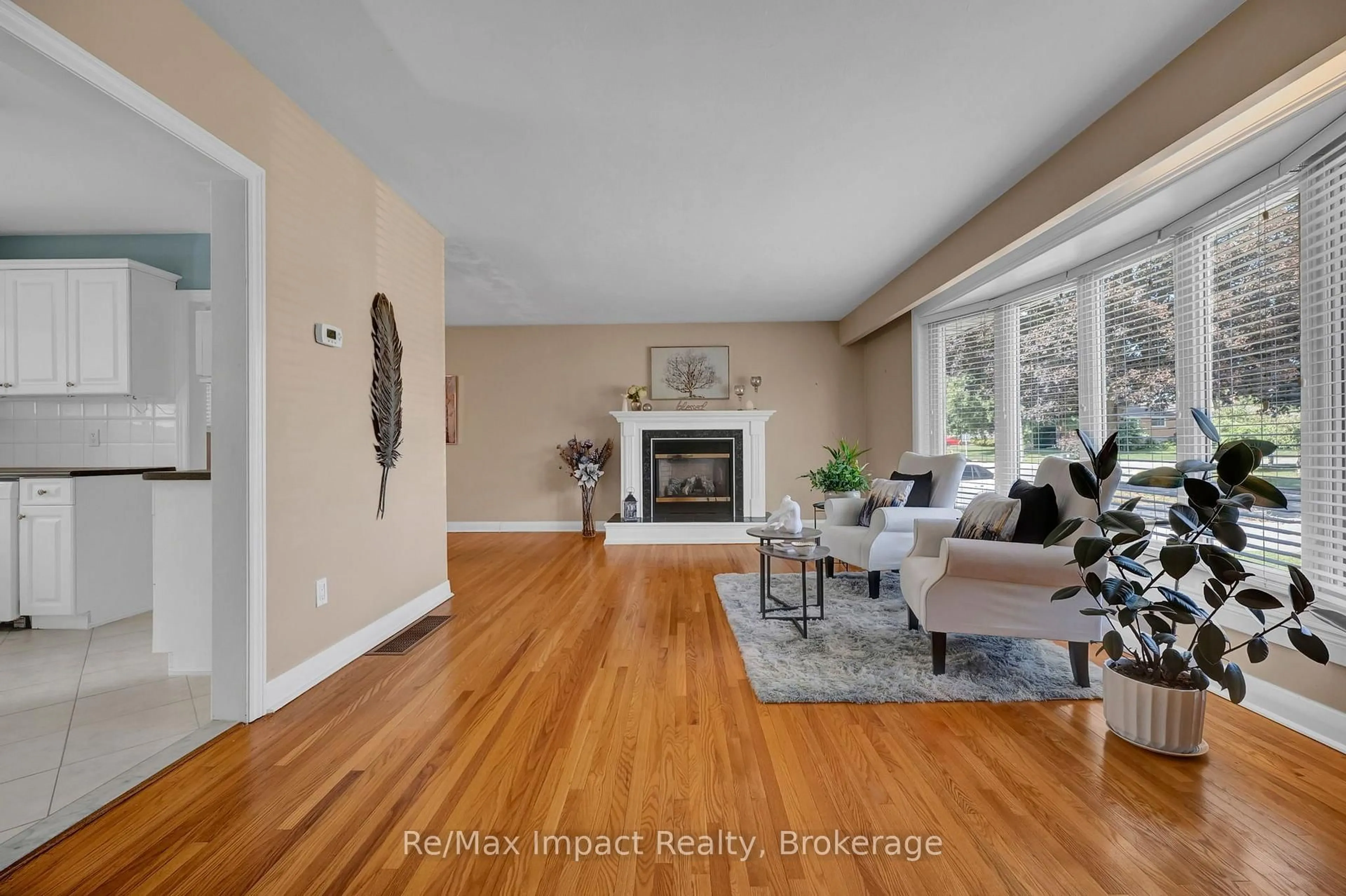 Living room with furniture, wood/laminate floor for 702 Westdale Crt, Oshawa Ontario L1J 5B5