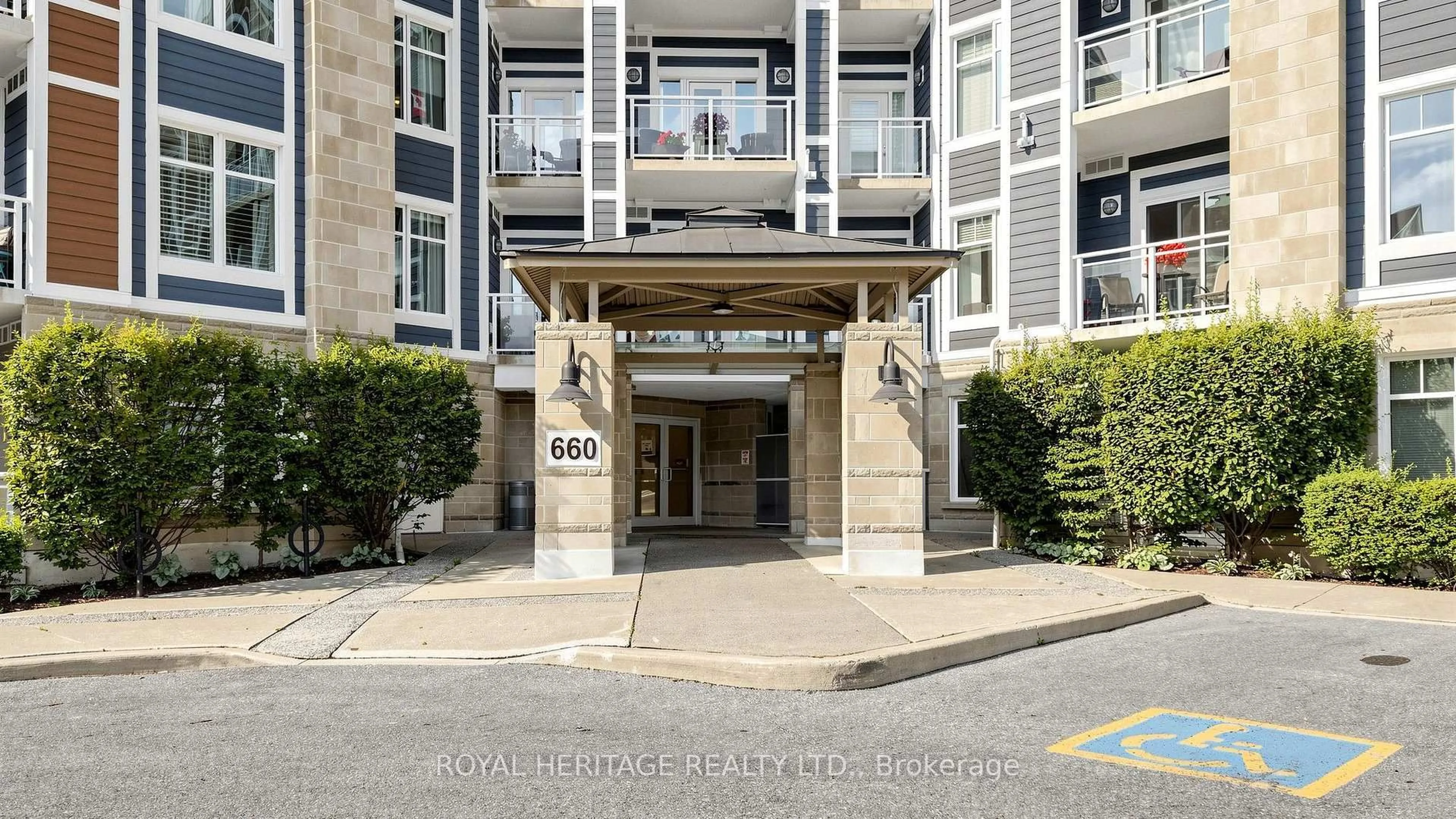 Indoor foyer for 660 Gordon St #215, Whitby Ontario L1N 0L1