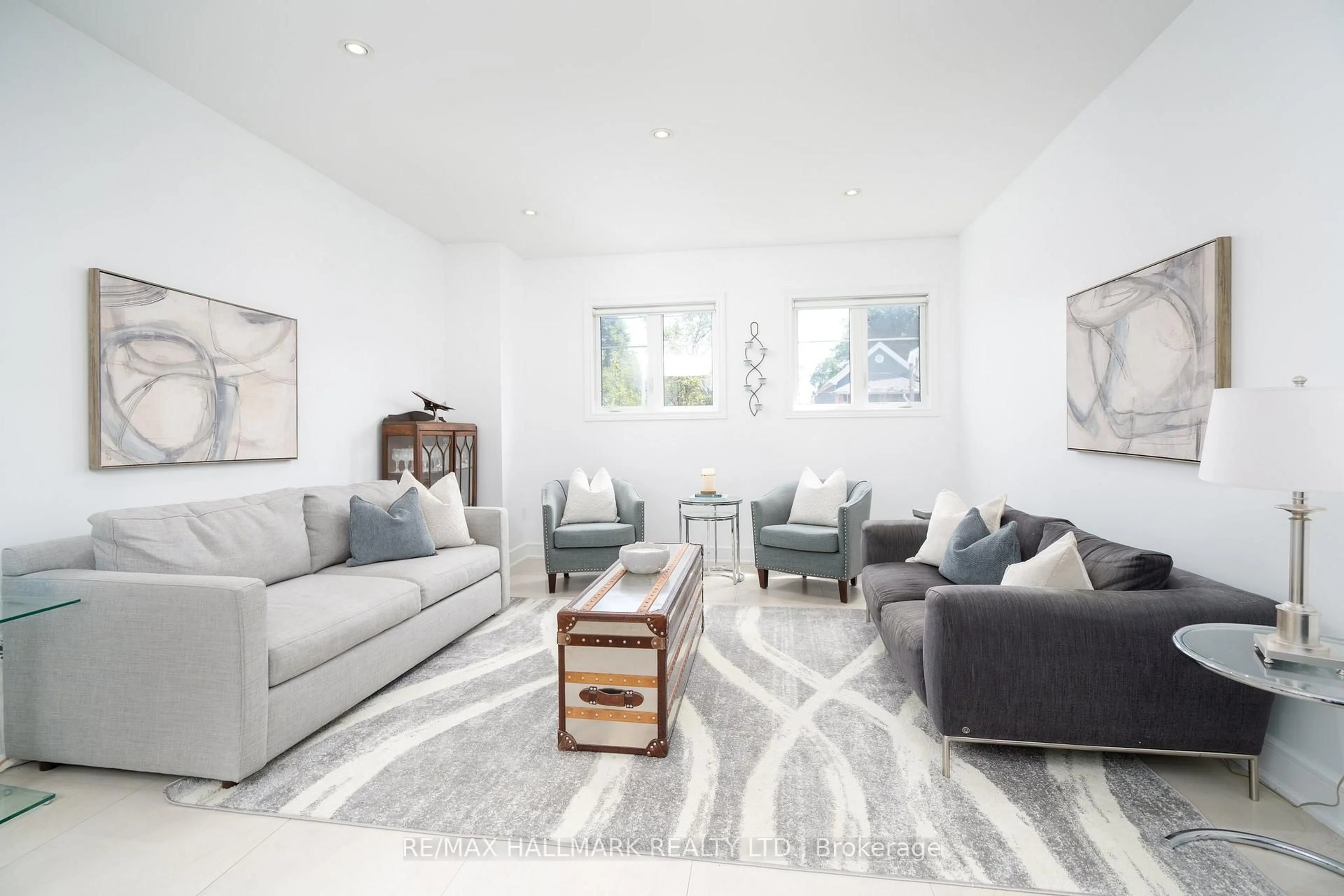 Living room with furniture, unknown for 82 Woodbine Ave, Toronto Ontario M4L 2A2