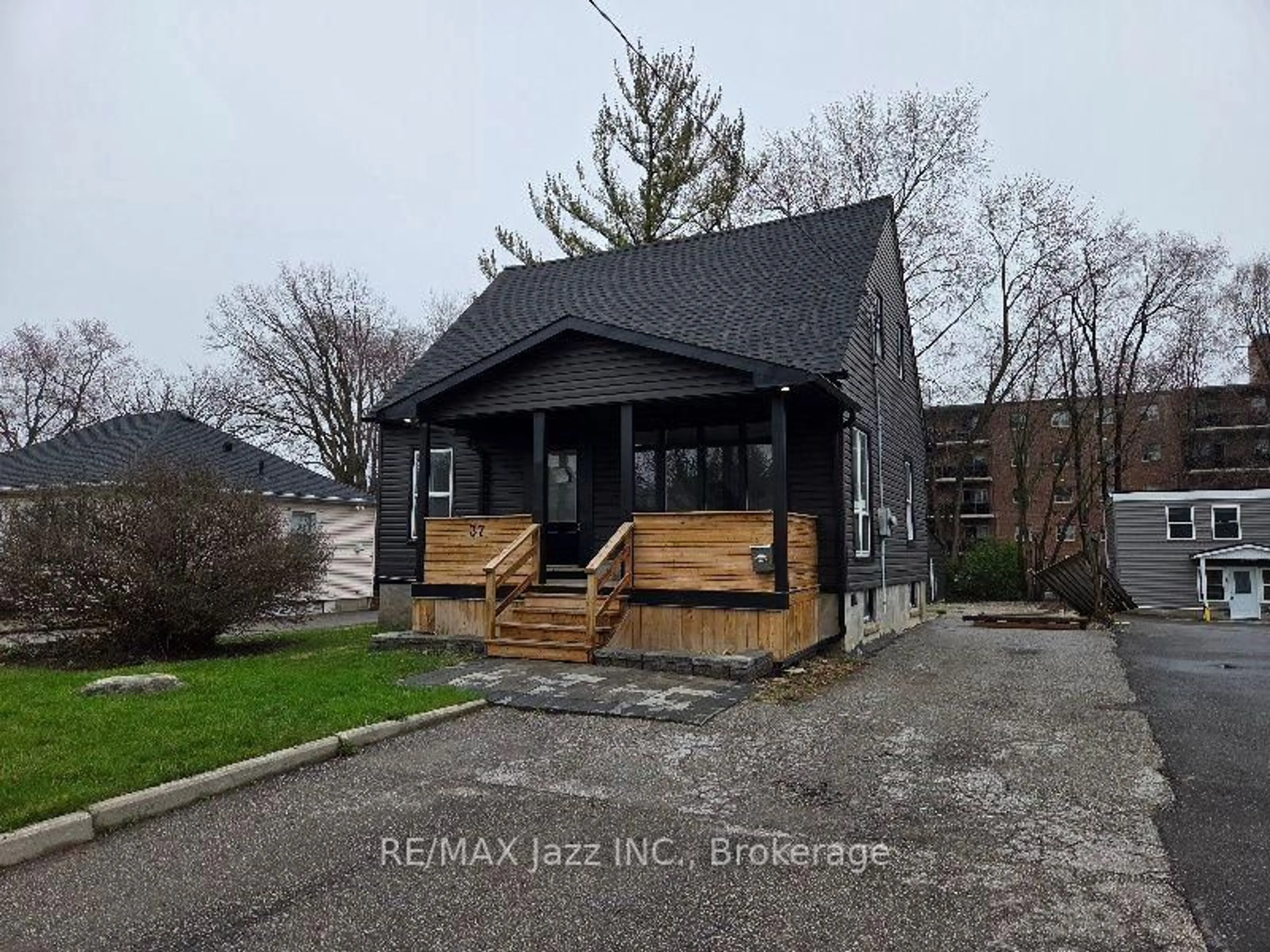 Unknown for 37 Lincoln St, Ajax Ontario L1S 6C4