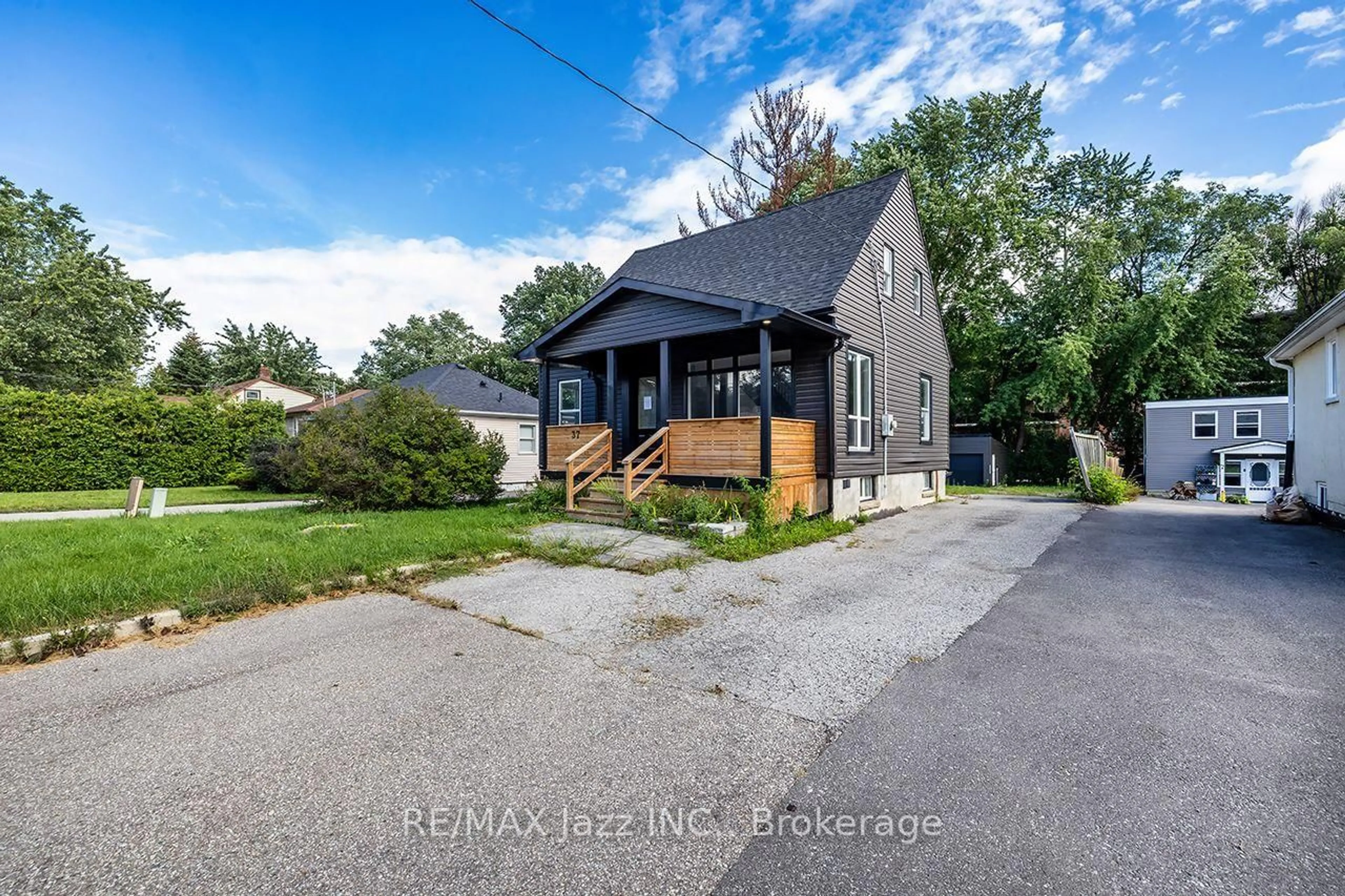 A pic from outside/outdoor area/front of a property/back of a property/a pic from drone, street for 37 Lincoln St, Ajax Ontario L1S 6C4