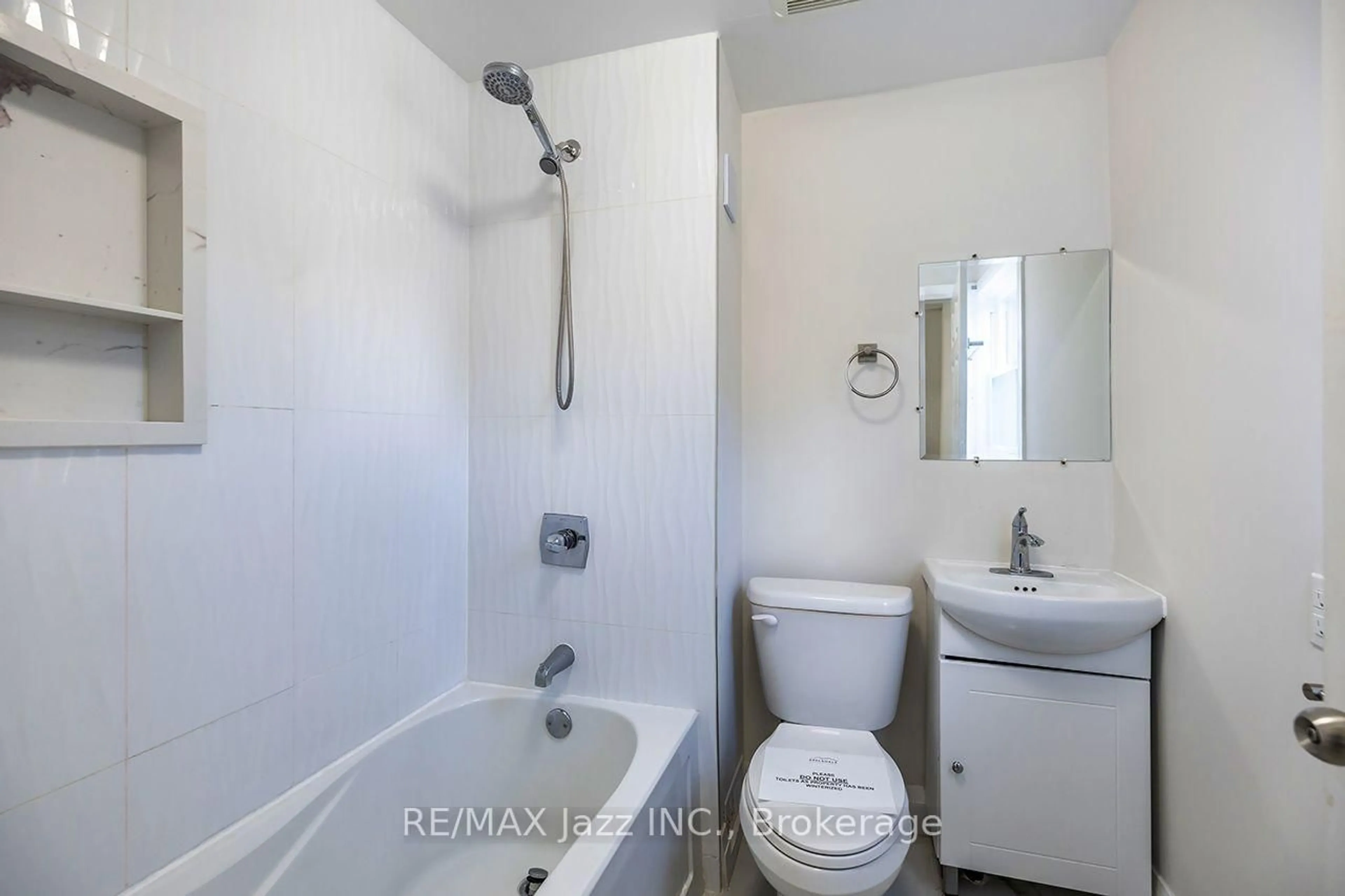 Standard bathroom, unknown for 37 Lincoln St, Ajax Ontario L1S 6C4