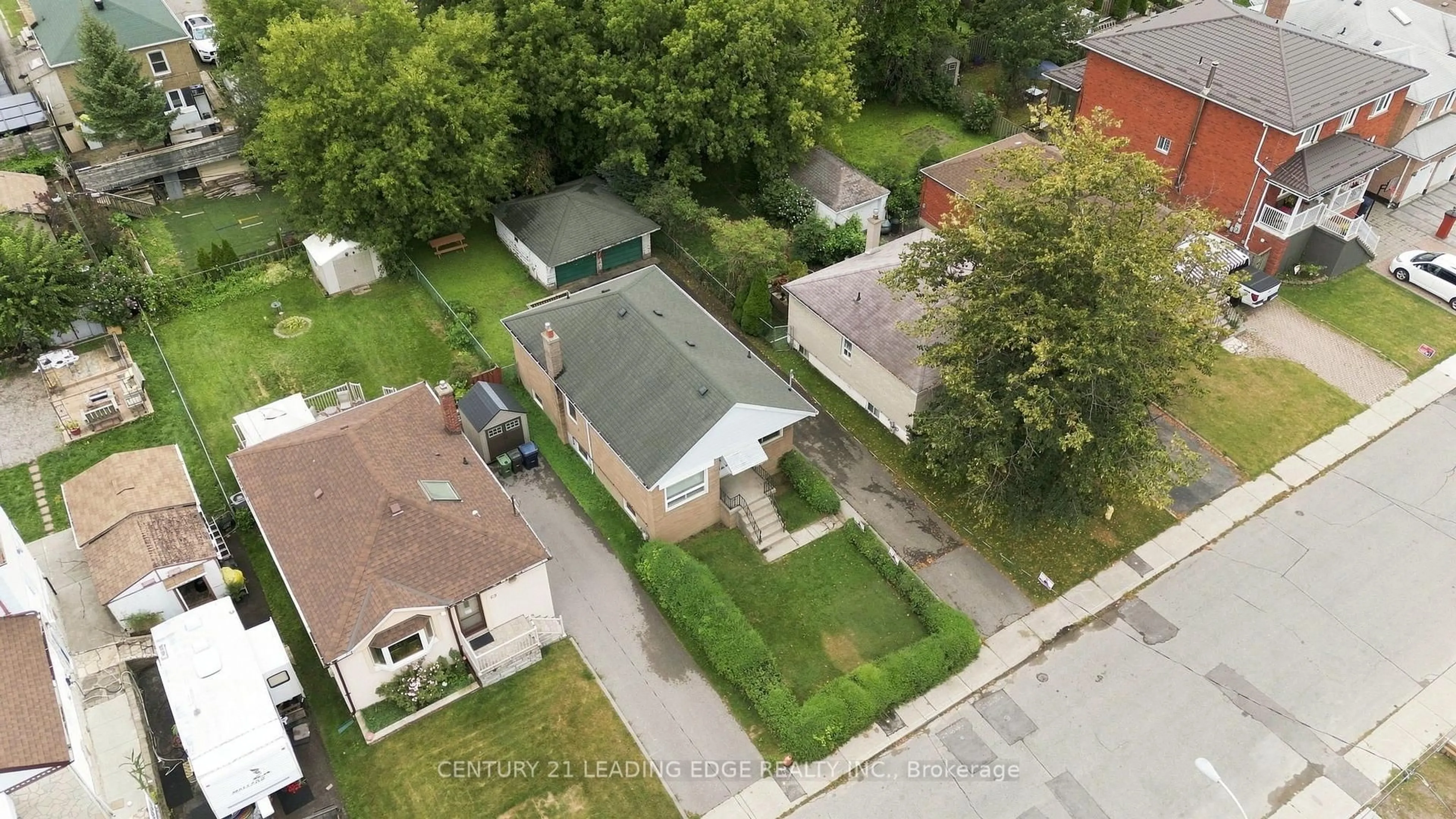 A pic from outside/outdoor area/front of a property/back of a property/a pic from drone, street for 67 Pitt Ave, Toronto Ontario M1L 2R3