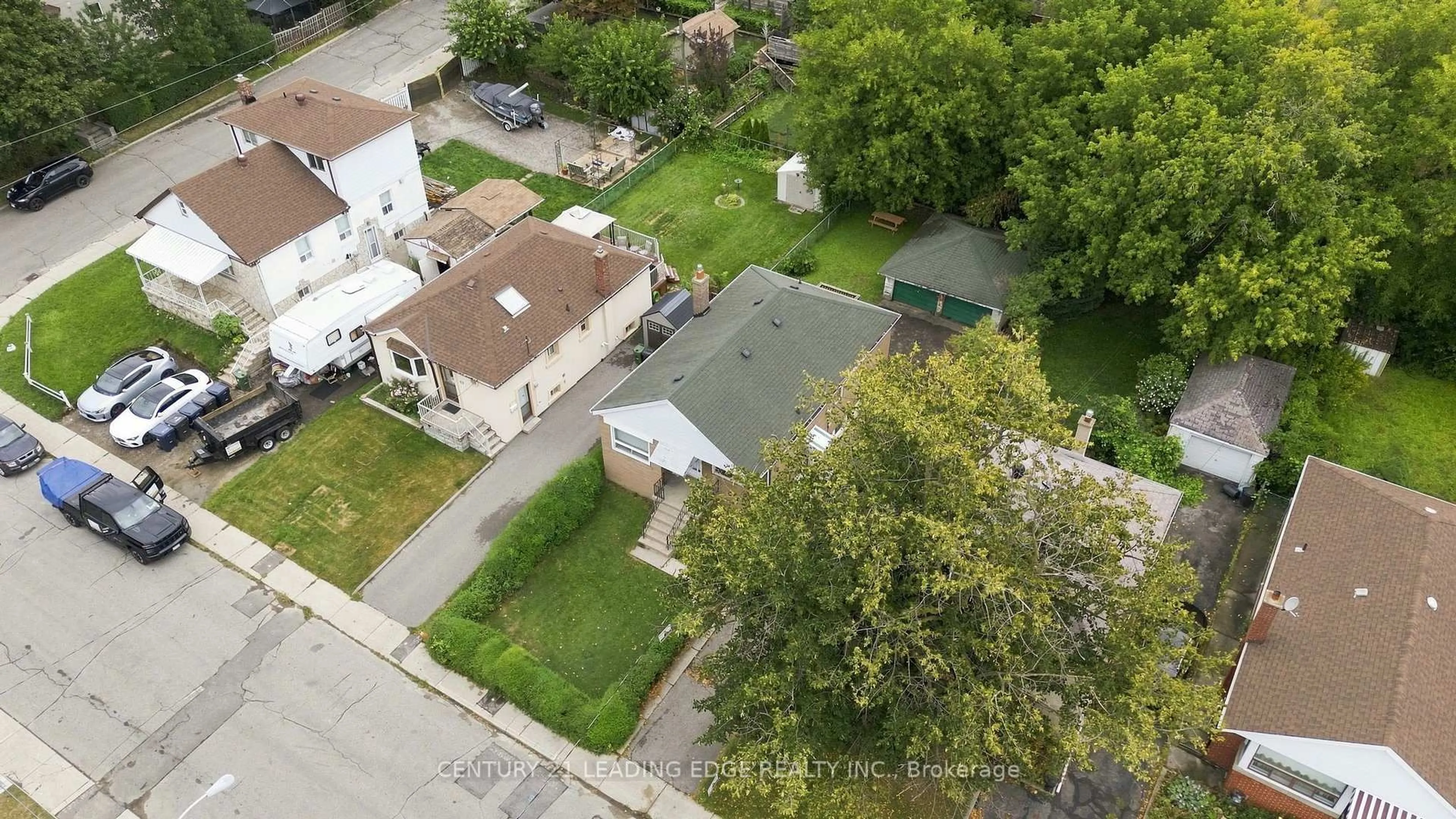A pic from outside/outdoor area/front of a property/back of a property/a pic from drone, street for 67 Pitt Ave, Toronto Ontario M1L 2R3