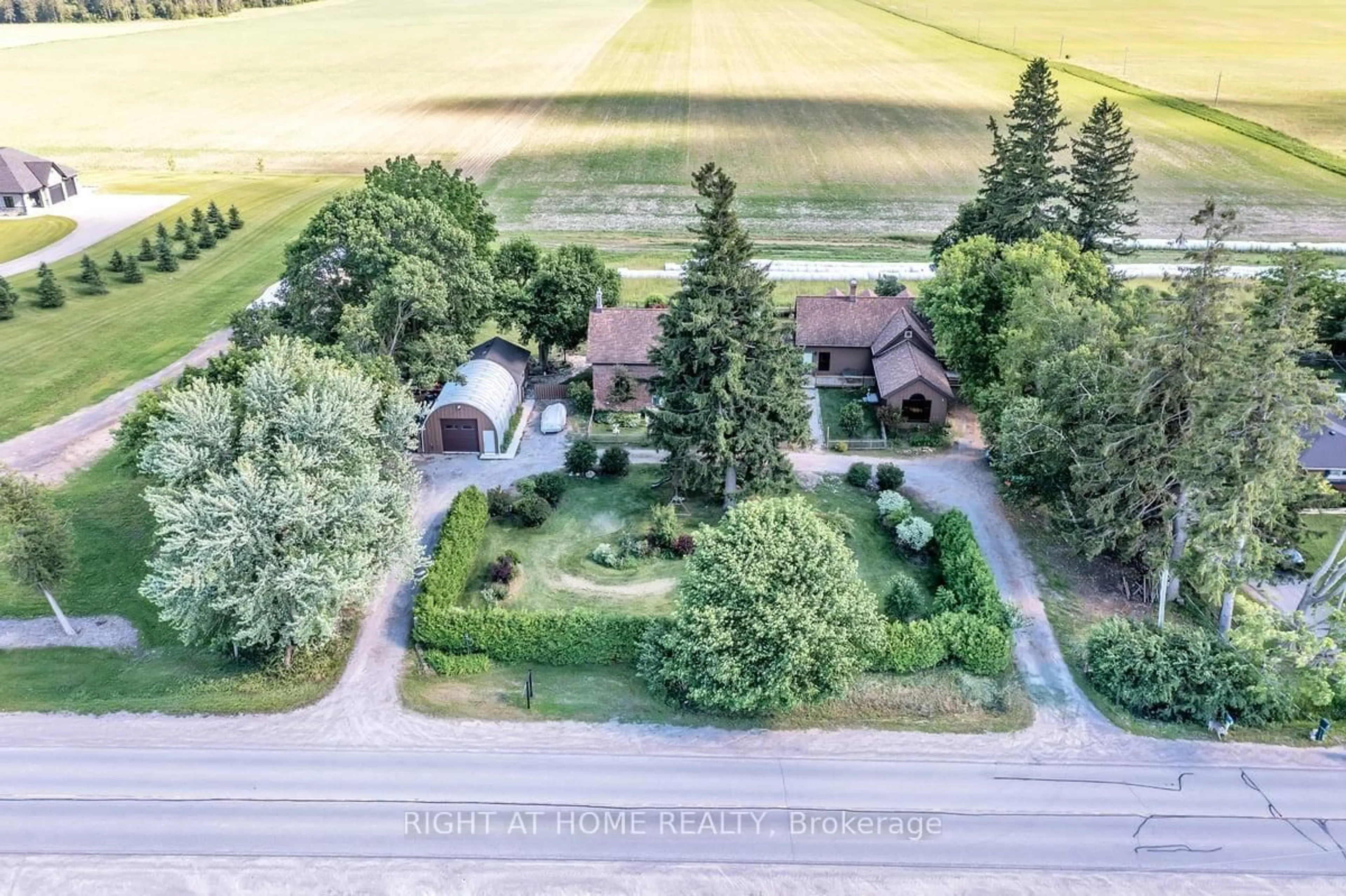 A pic from outside/outdoor area/front of a property/back of a property/a pic from drone, unknown for 1320 King St, Scugog Ontario L9L 1B5