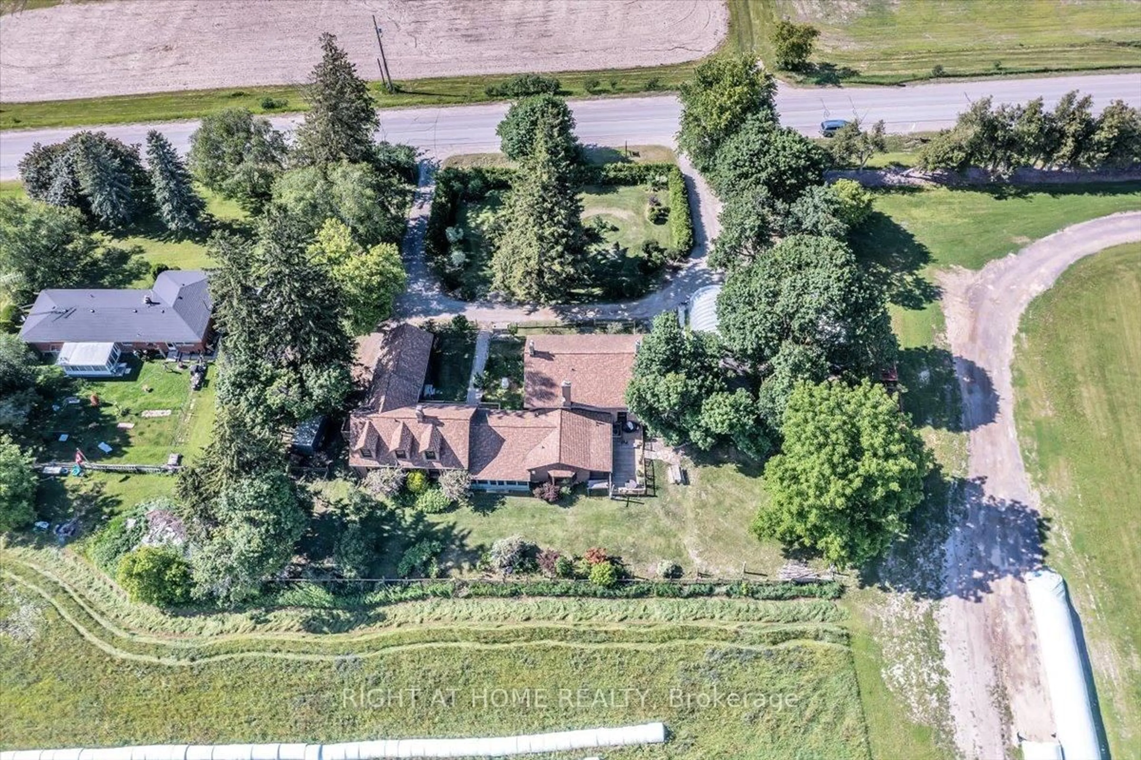 A pic from outside/outdoor area/front of a property/back of a property/a pic from drone, street for 1320 King St, Scugog Ontario L9L 1B5