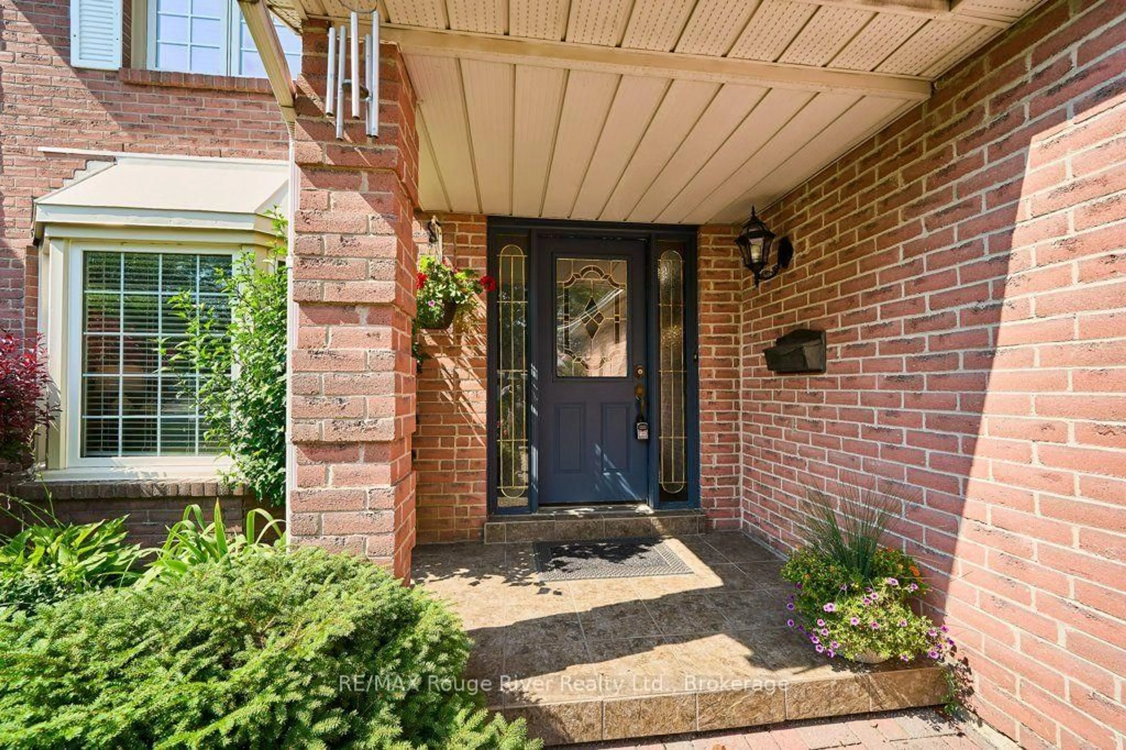 Indoor entryway for 939 Catskill Dr, Oshawa Ontario L1J 8J9