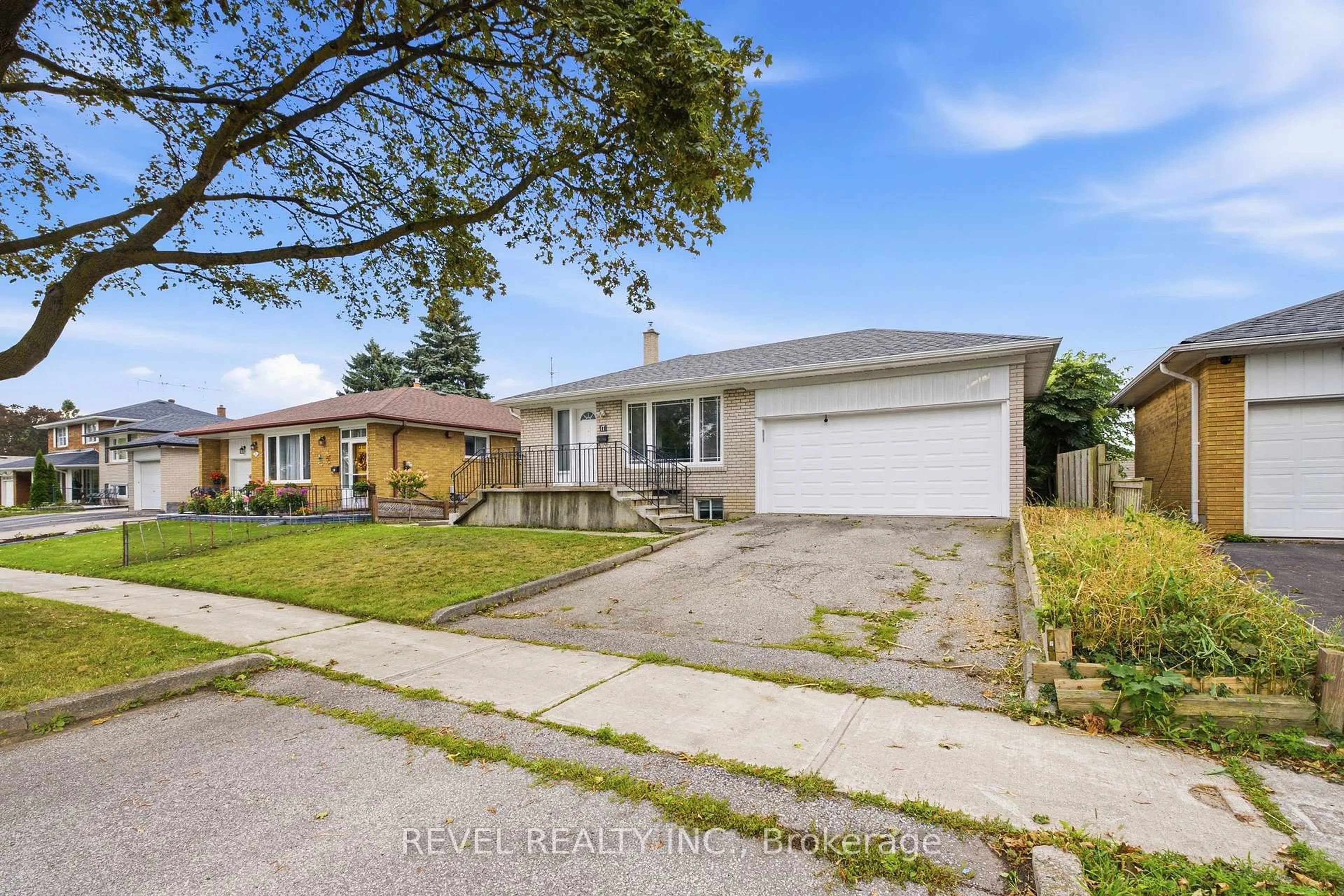 A pic from outside/outdoor area/front of a property/back of a property/a pic from drone, street for 17 Amberjack Blvd, Toronto Ontario M1H 2J2