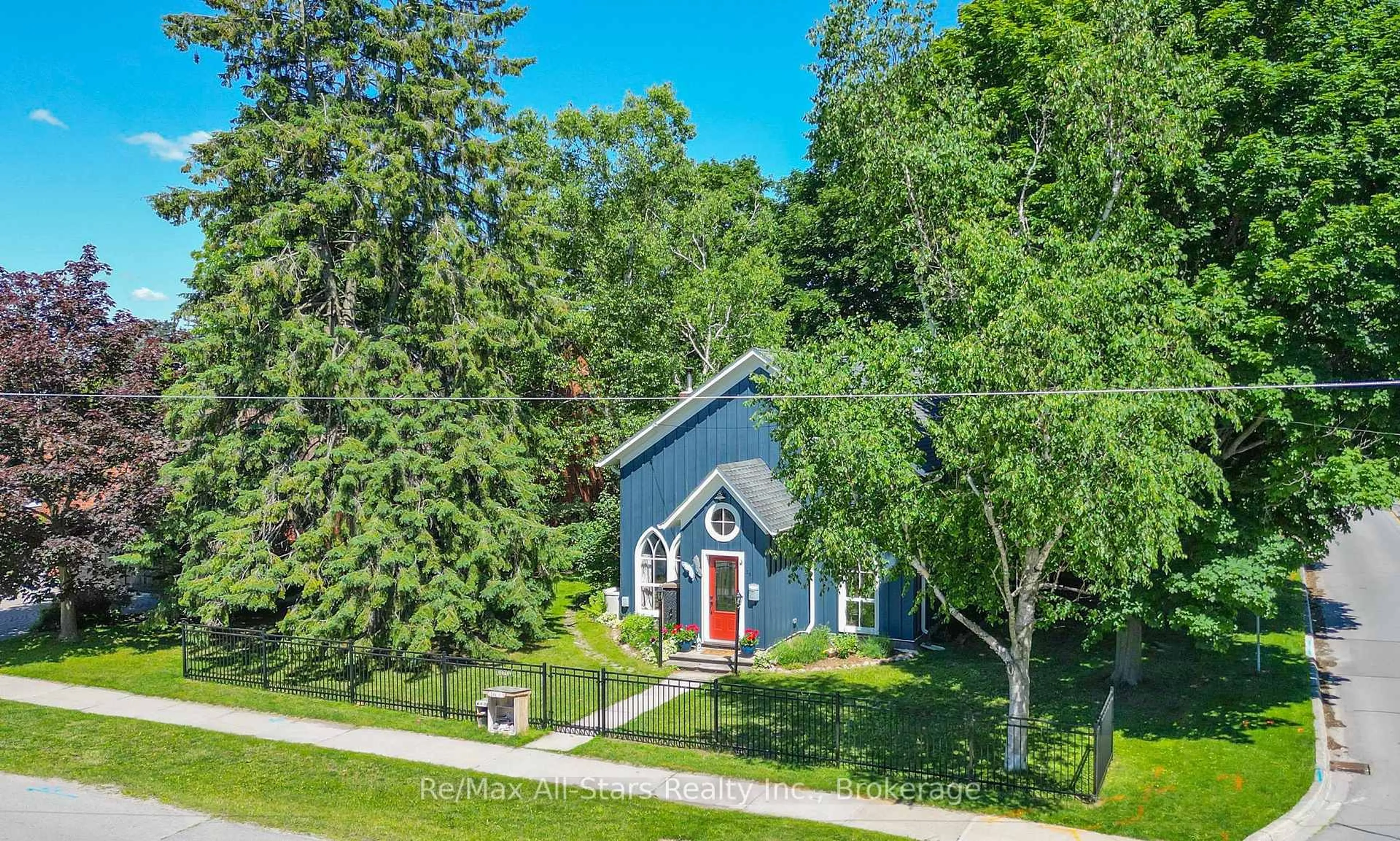 A pic from outside/outdoor area/front of a property/back of a property/a pic from drone, street for 36 Emily St, Clarington Ontario L1B 1H3