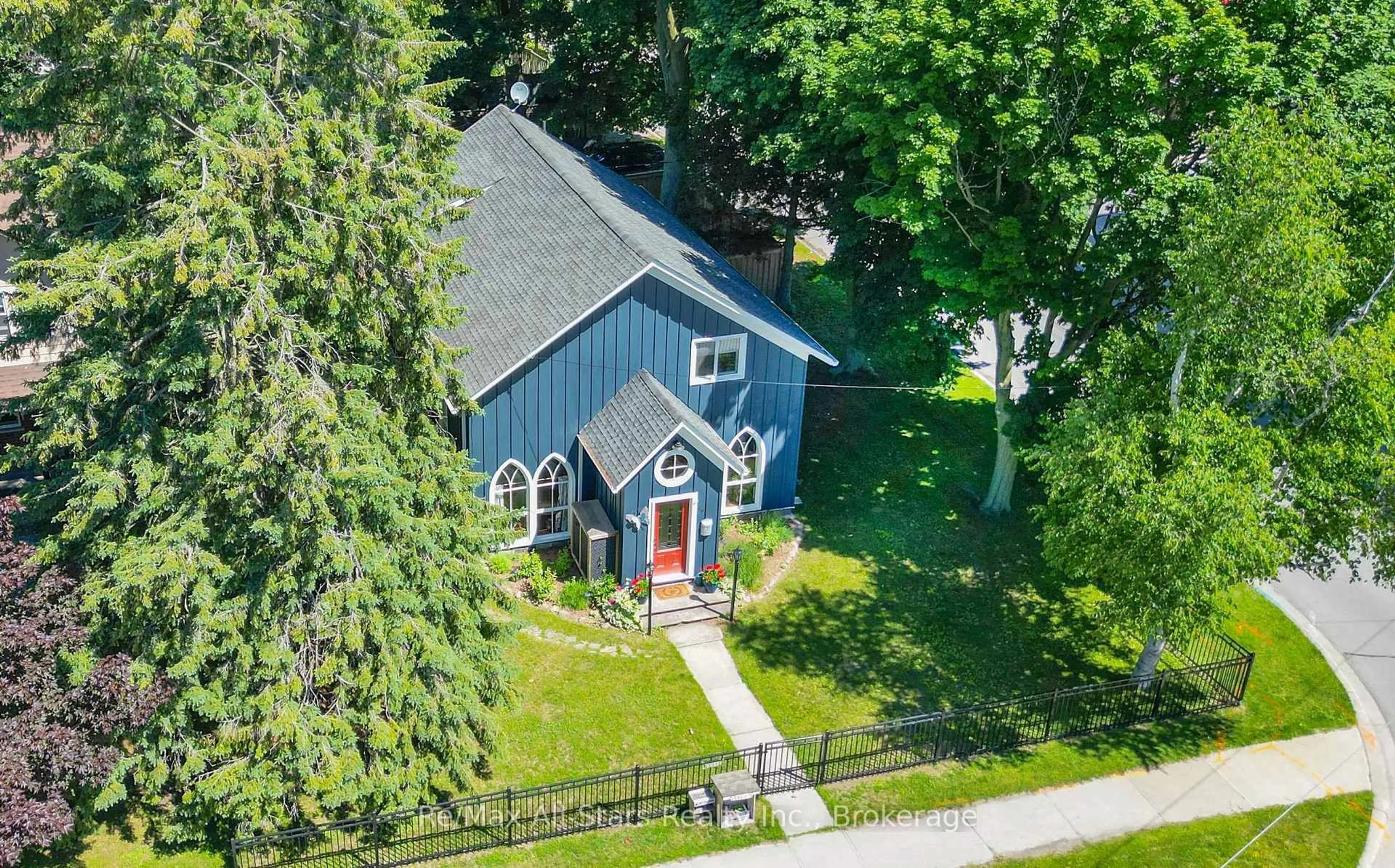 A pic from outside/outdoor area/front of a property/back of a property/a pic from drone, street for 36 Emily St, Clarington Ontario L1B 1H3