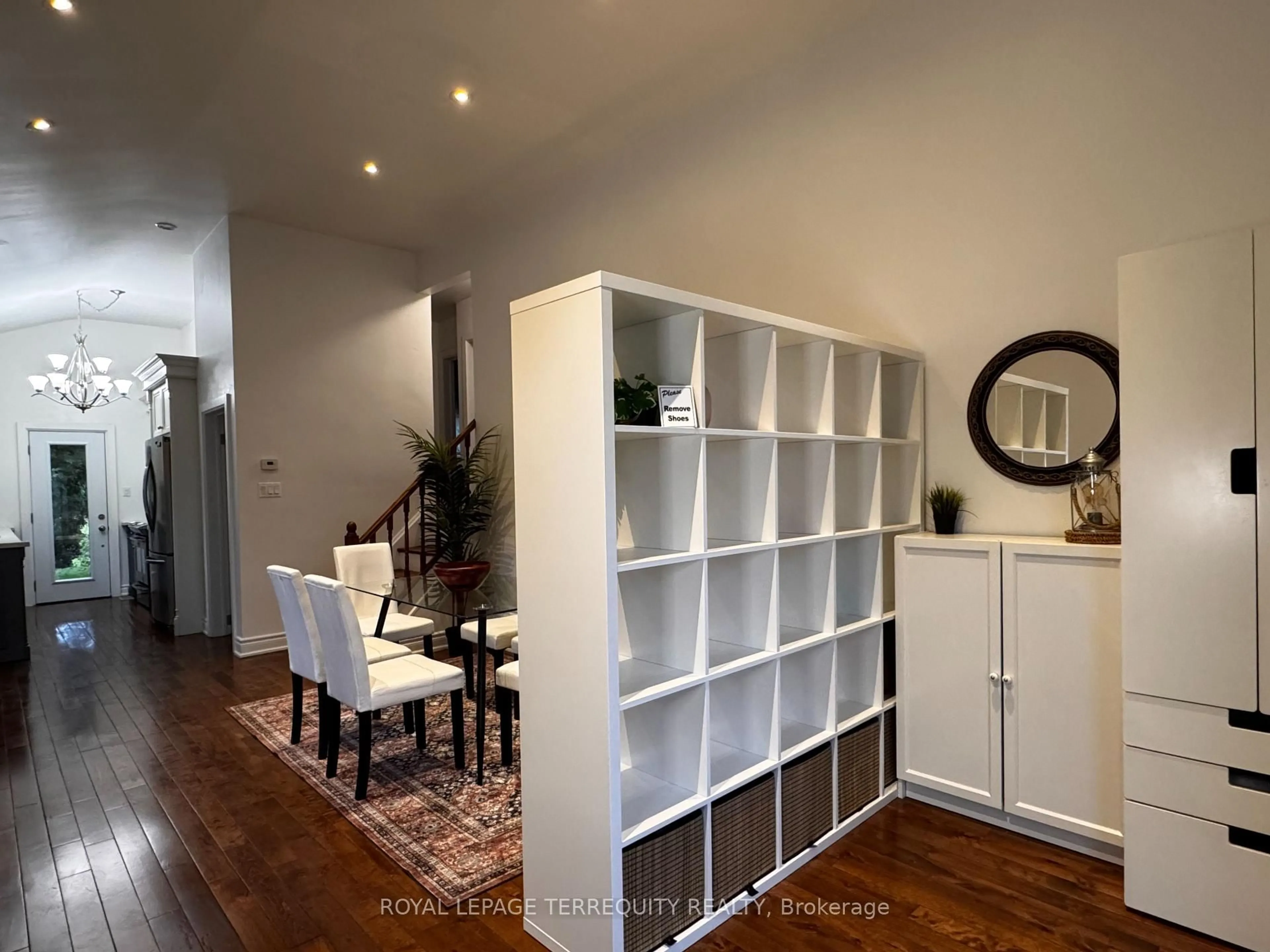 Indoor entryway for 154 Sedgemount Dr, Toronto Ontario M1H 1Y2