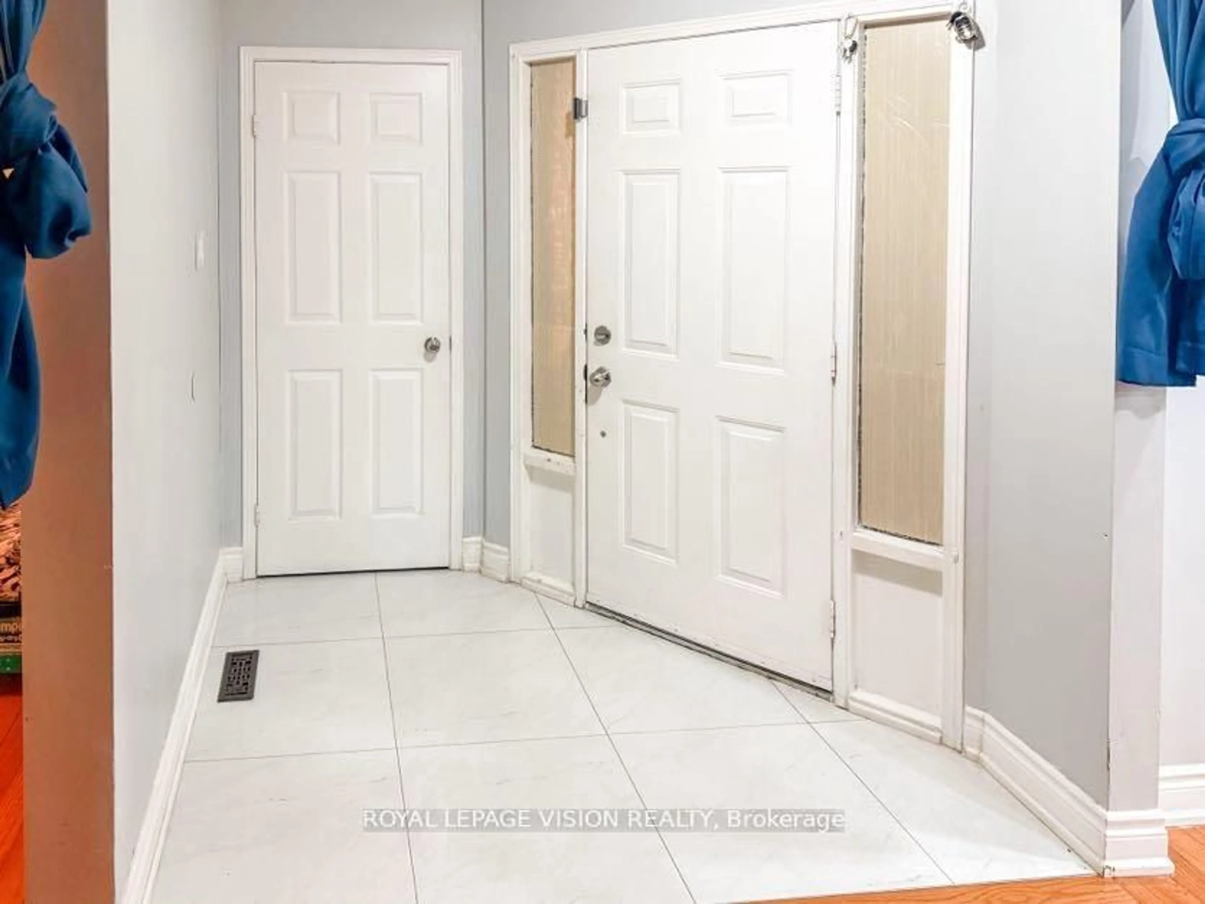 Indoor entryway for 1678 Dellbook Ave, Pickering Ontario L1X 2B1