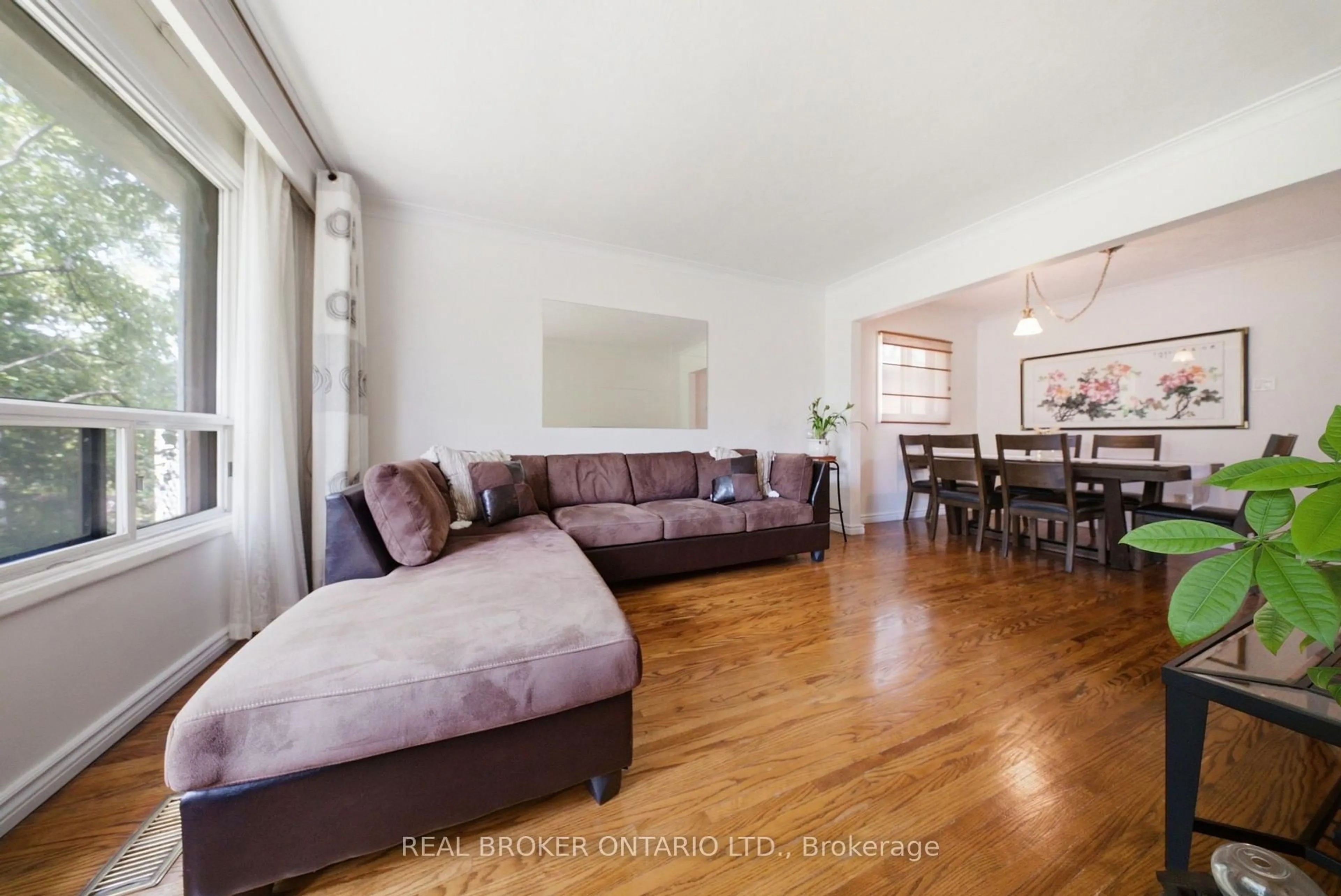 Living room with furniture, wood/laminate floor for 88 Cavehill Cres, Toronto Ontario M1R 4P9