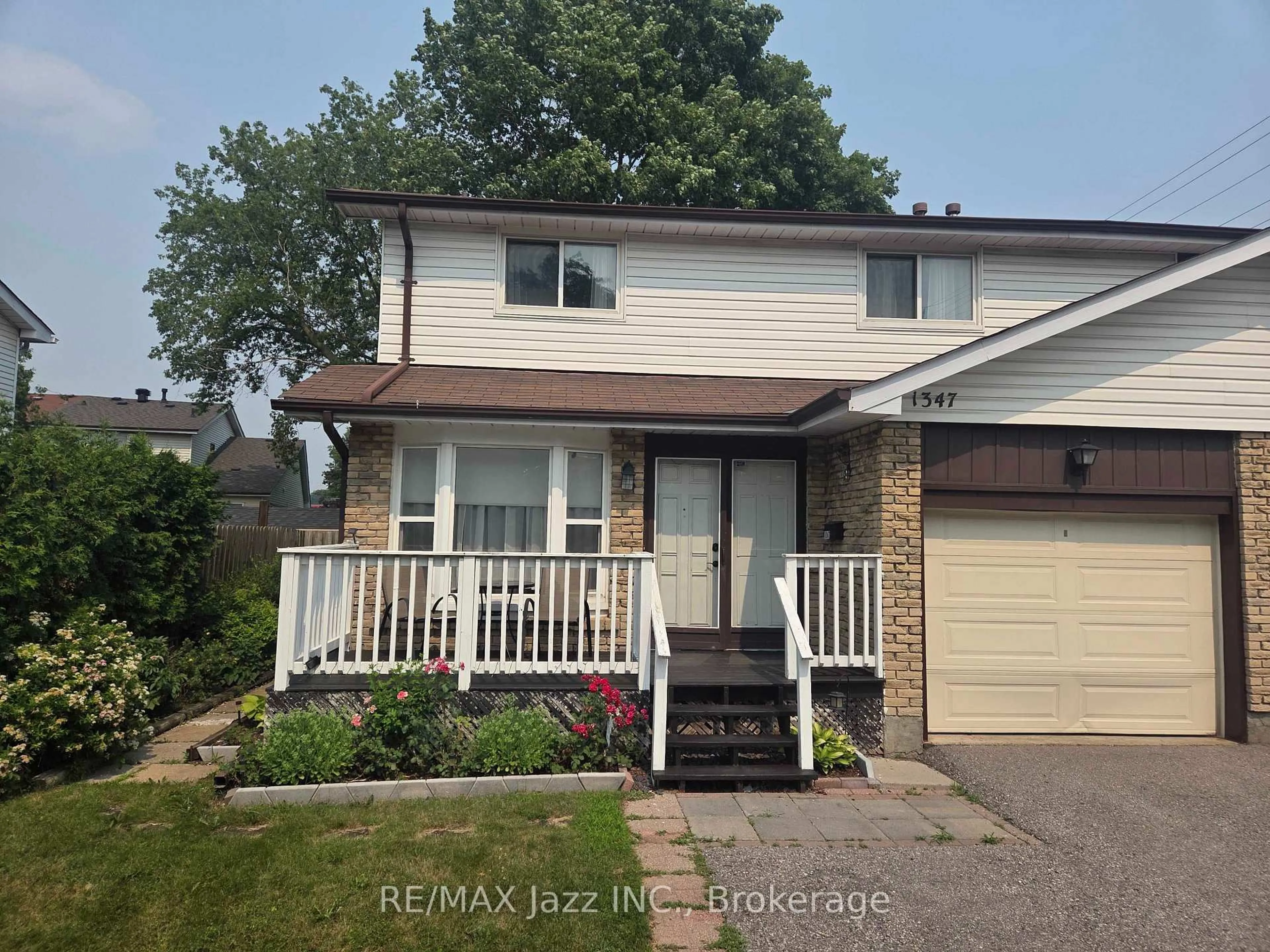 Home with vinyl exterior material, street for 1347 Mary St, Oshawa Ontario L1G 6T2