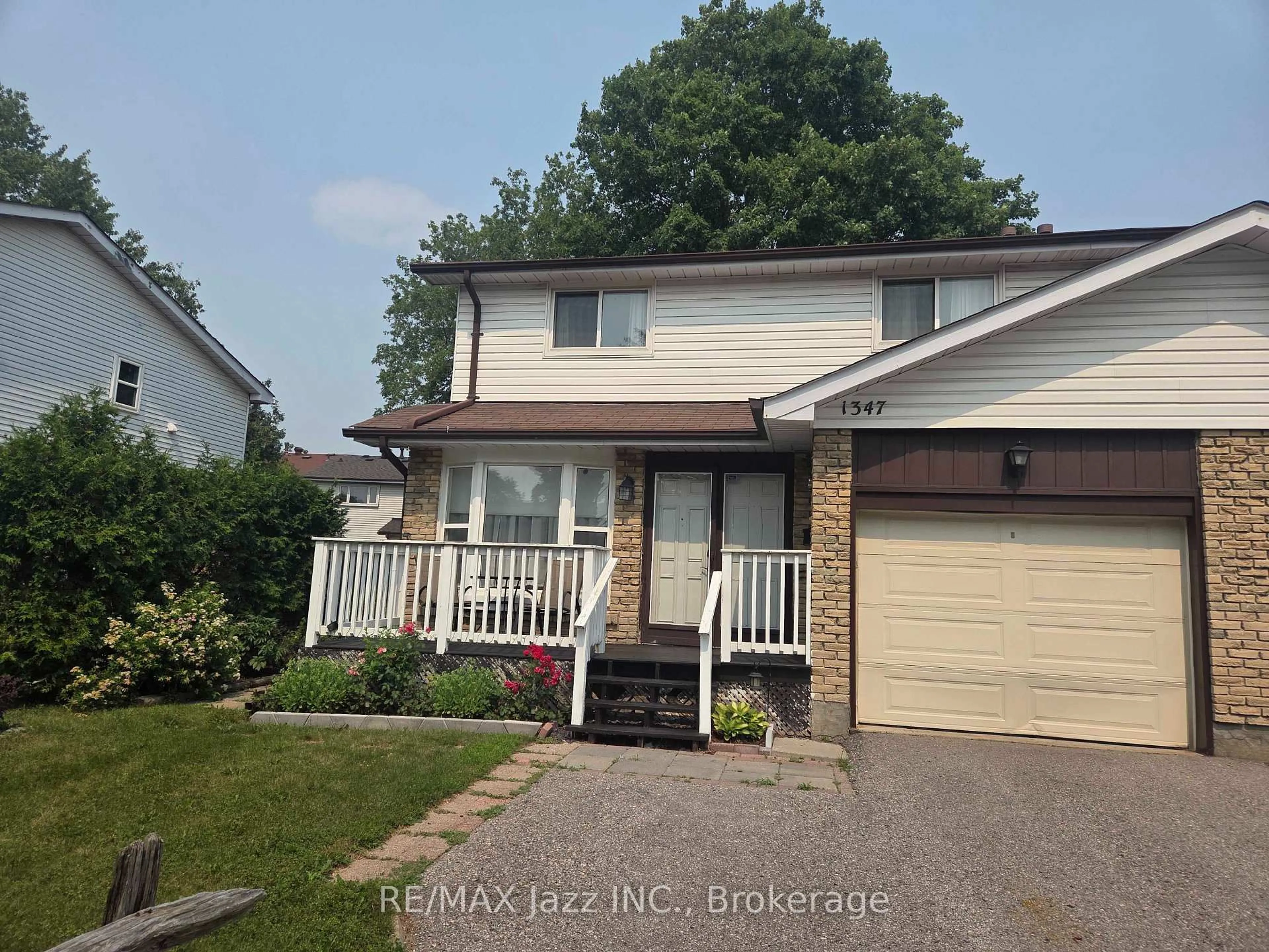 Home with vinyl exterior material, street for 1347 Mary St, Oshawa Ontario L1G 6T2