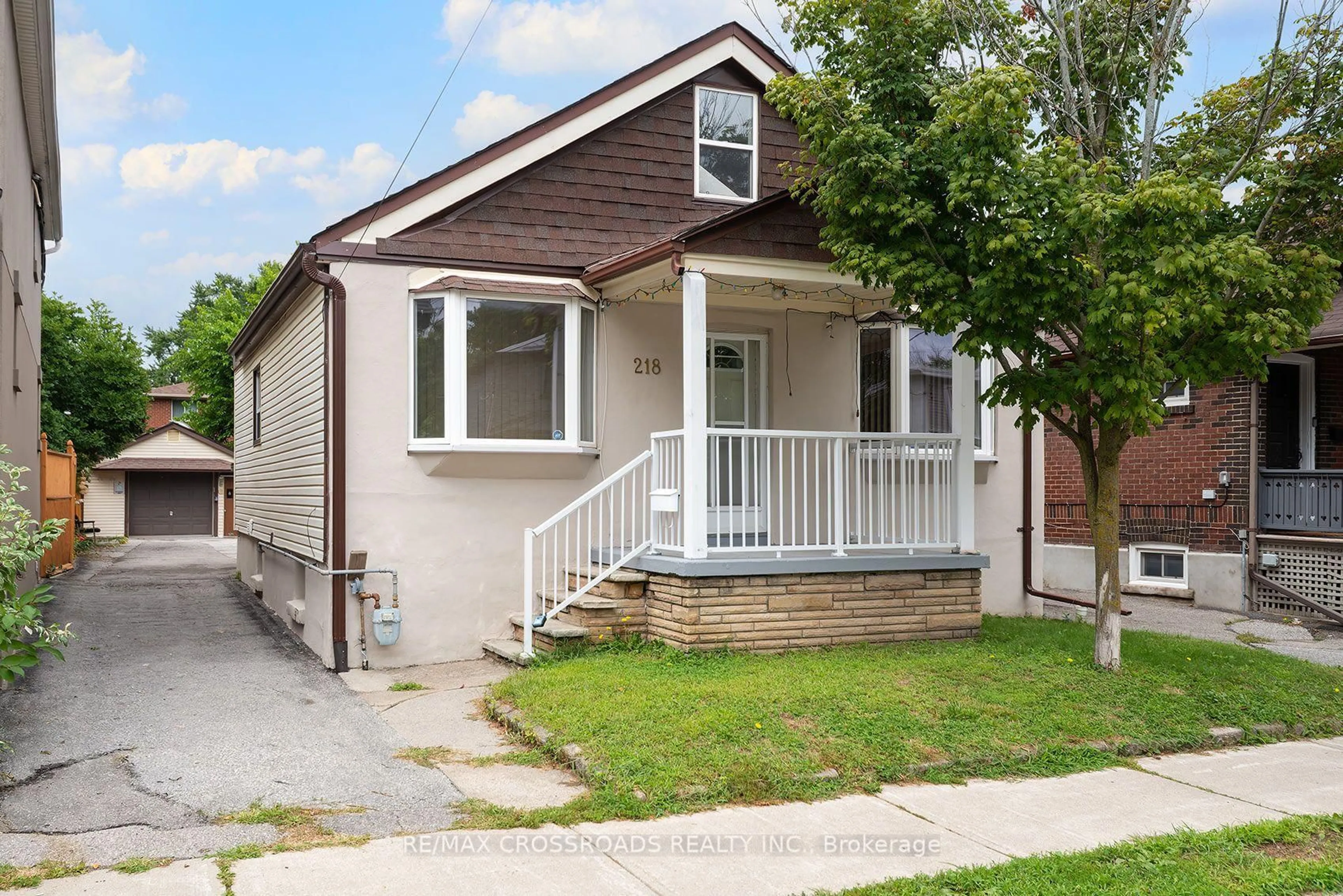 Home with vinyl exterior material, street for 218 Gledhill Ave, Toronto Ontario M4C 5L1