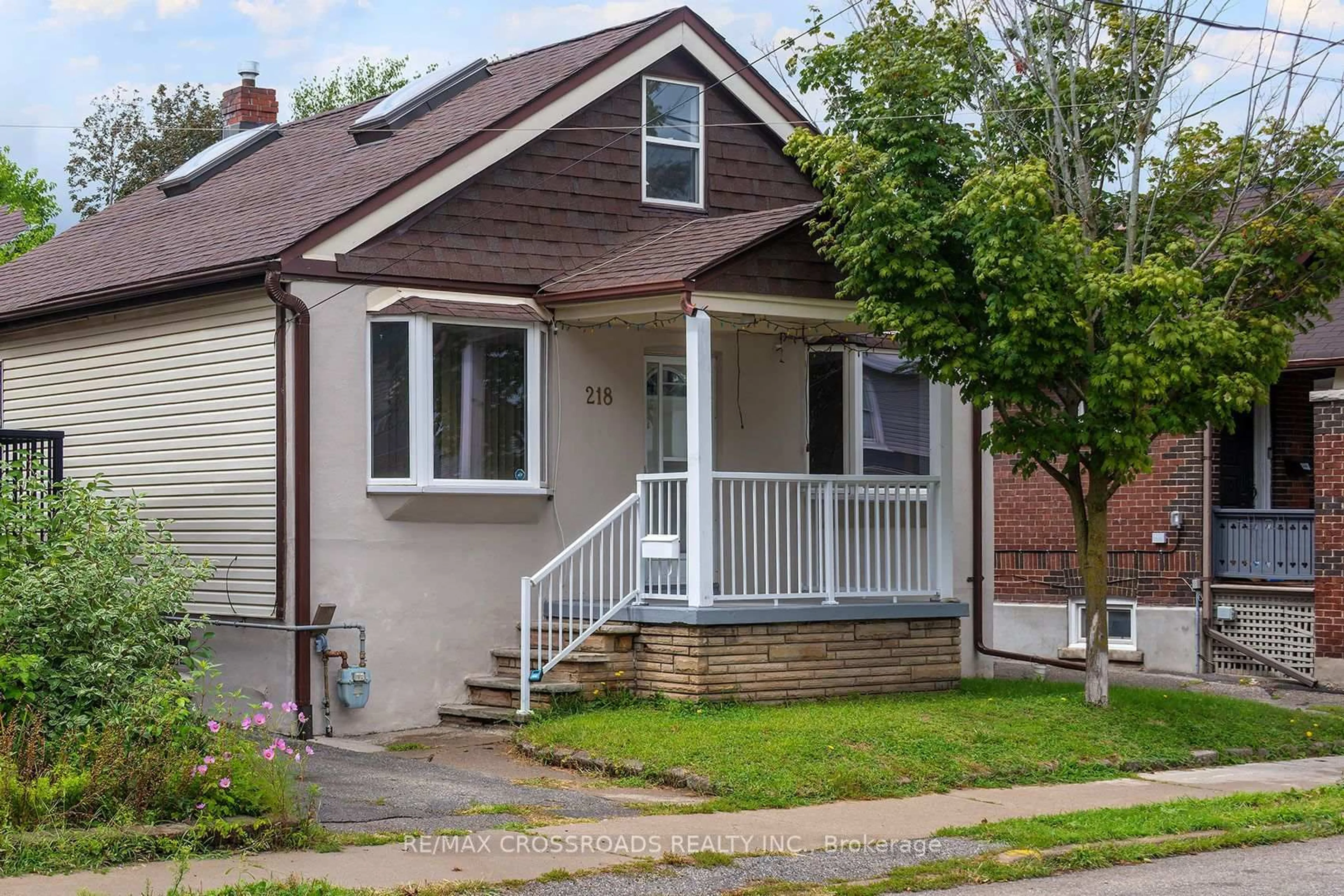 Home with vinyl exterior material, street for 218 Gledhill Ave, Toronto Ontario M4C 5L1