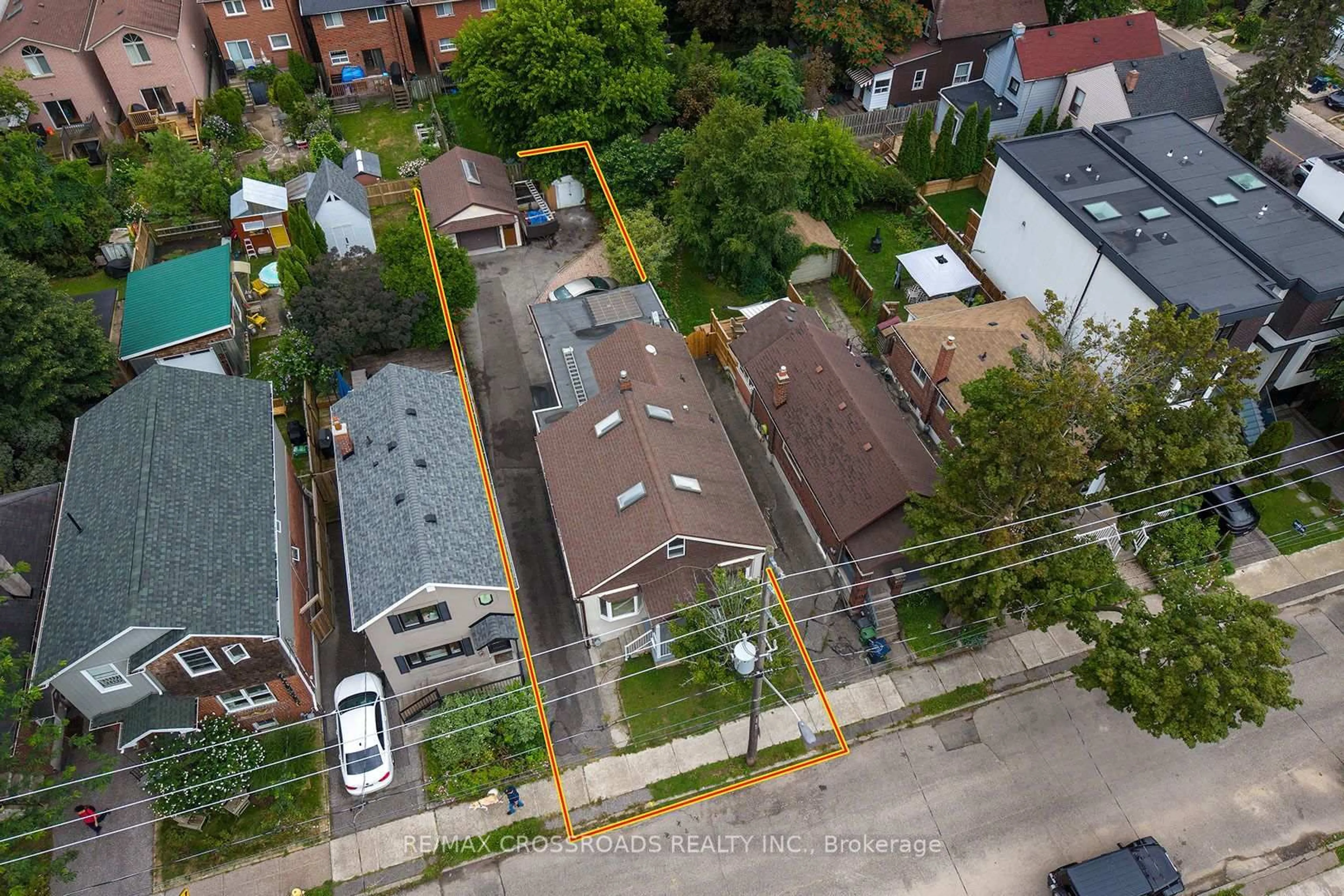 A pic from outside/outdoor area/front of a property/back of a property/a pic from drone, street for 218 Gledhill Ave, Toronto Ontario M4C 5L1