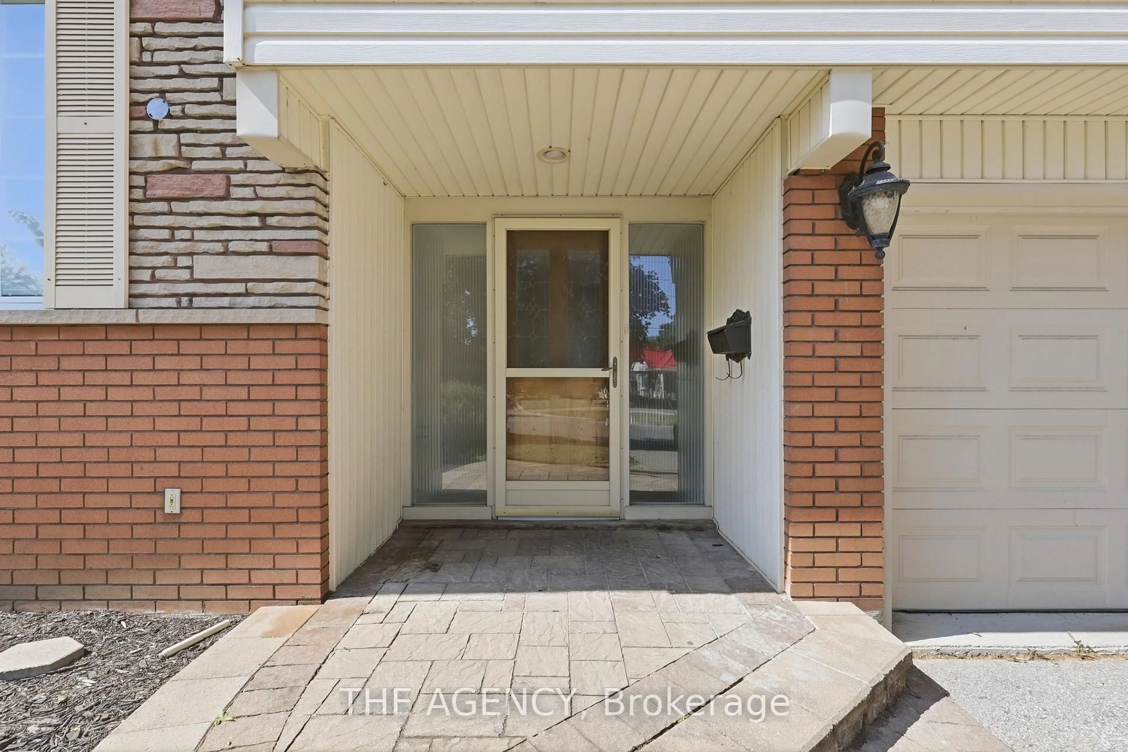 Indoor entryway for 364 Adelaide Ave, Oshawa Ontario L1G 2A1