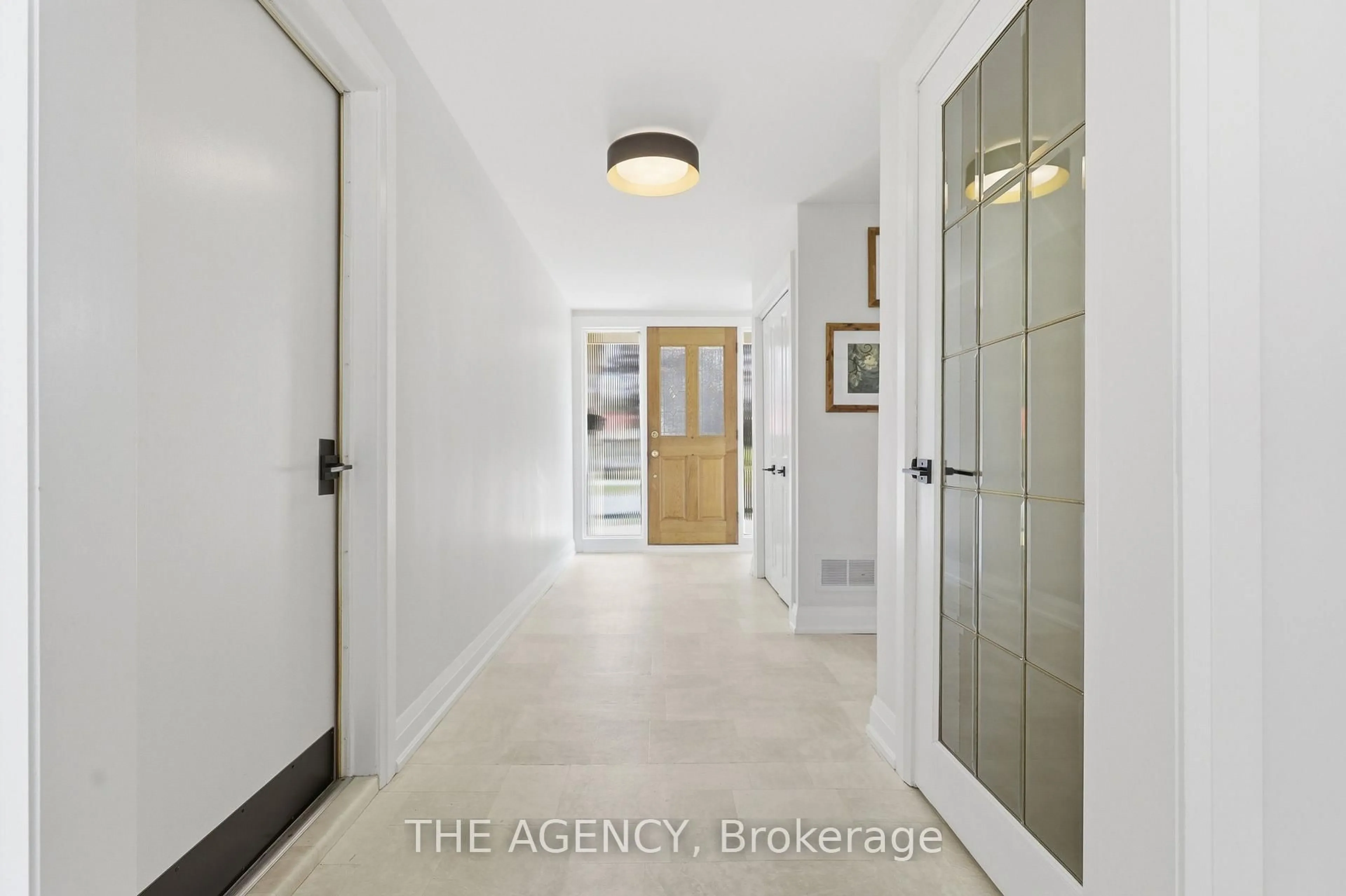 Indoor entryway for 364 Adelaide Ave, Oshawa Ontario L1G 2A1