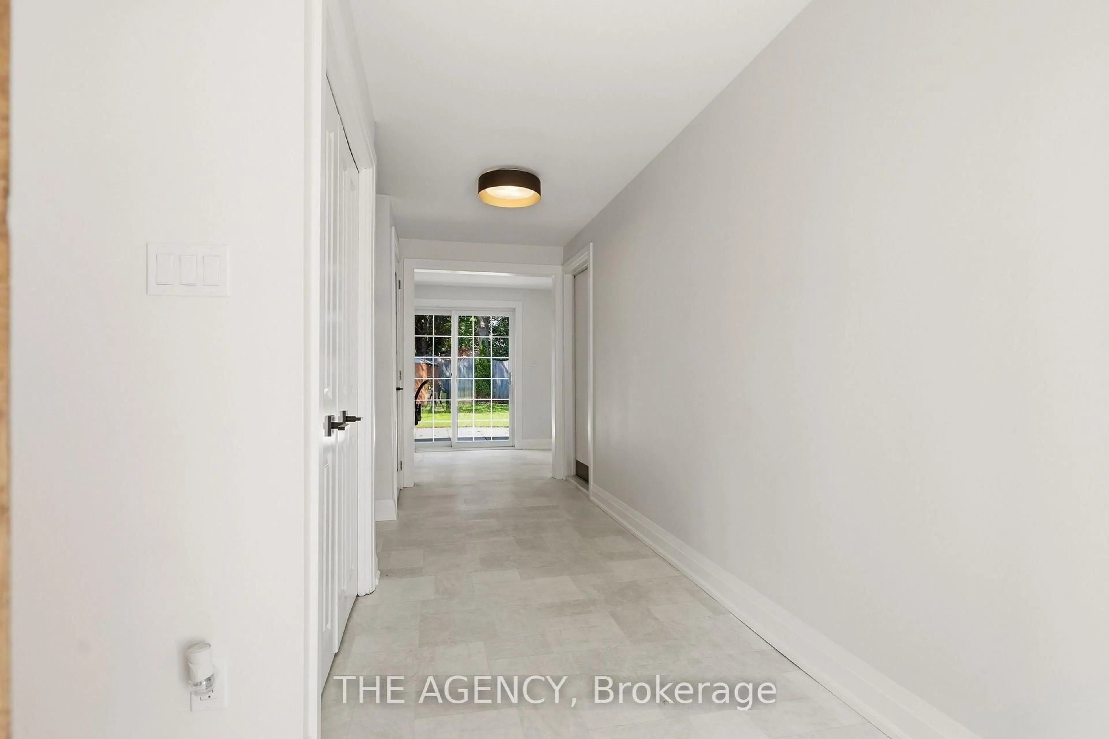 Indoor entryway for 364 Adelaide Ave, Oshawa Ontario L1G 2A1