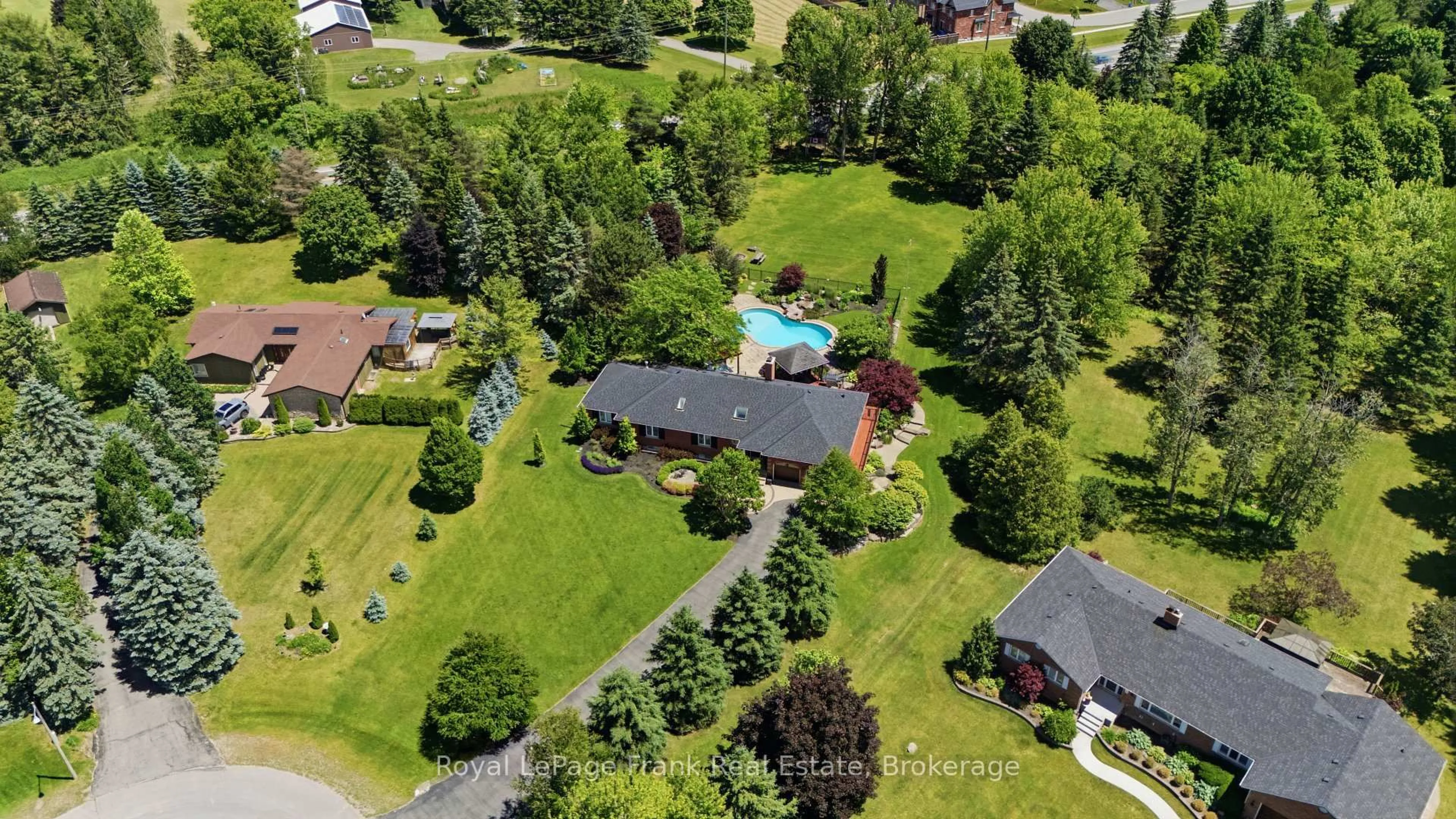 A pic from outside/outdoor area/front of a property/back of a property/a pic from drone, unknown for 5 Craig Crt, Clarington Ontario L1C 4H6