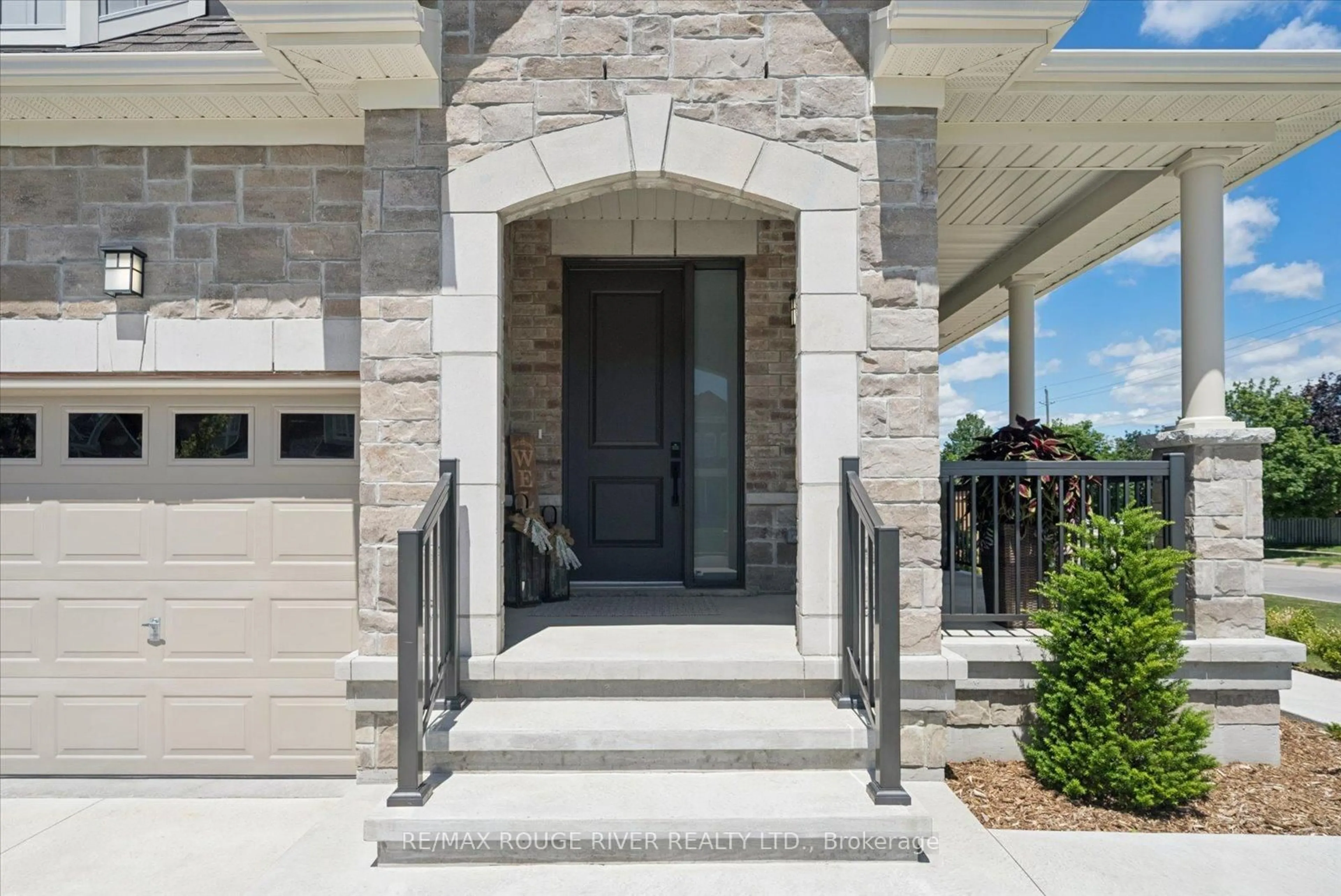 Indoor entryway for 3 Burnham Crt, Scugog Ontario L9L 0B2