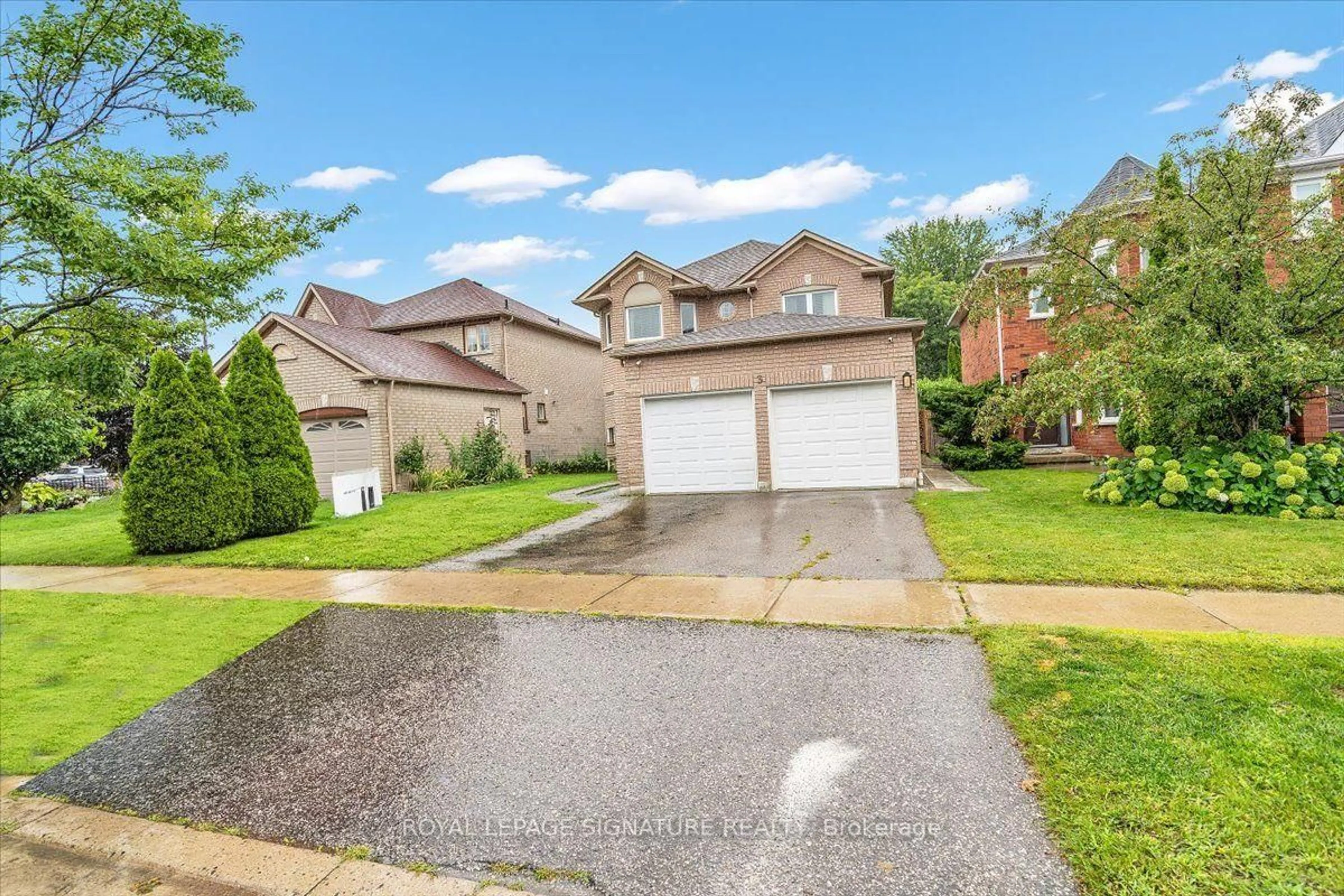 A pic from outside/outdoor area/front of a property/back of a property/a pic from drone, street for 3 Griffen Pl, Whitby Ontario L1R 2N5