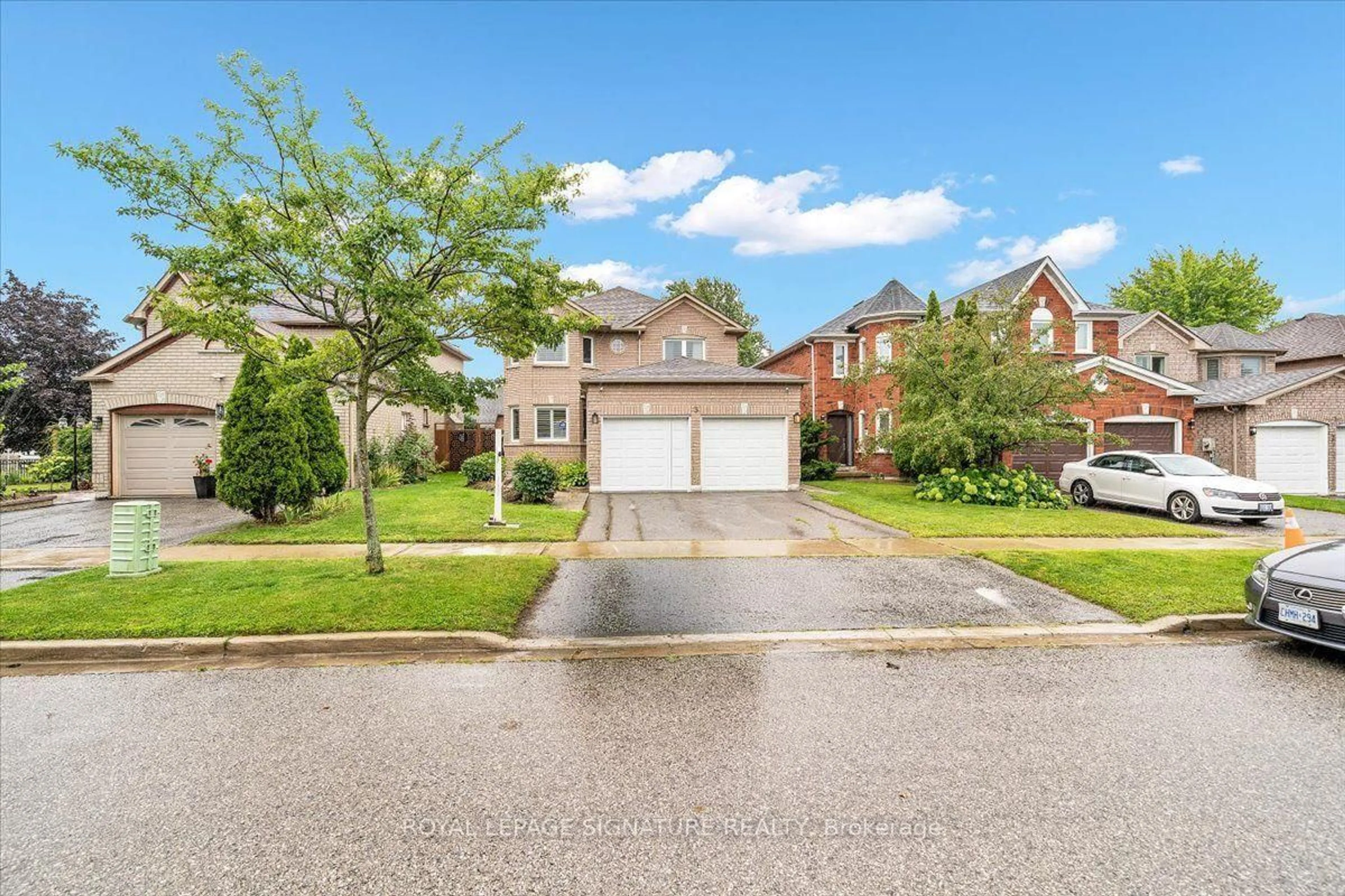 A pic from outside/outdoor area/front of a property/back of a property/a pic from drone, street for 3 Griffen Pl, Whitby Ontario L1R 2N5