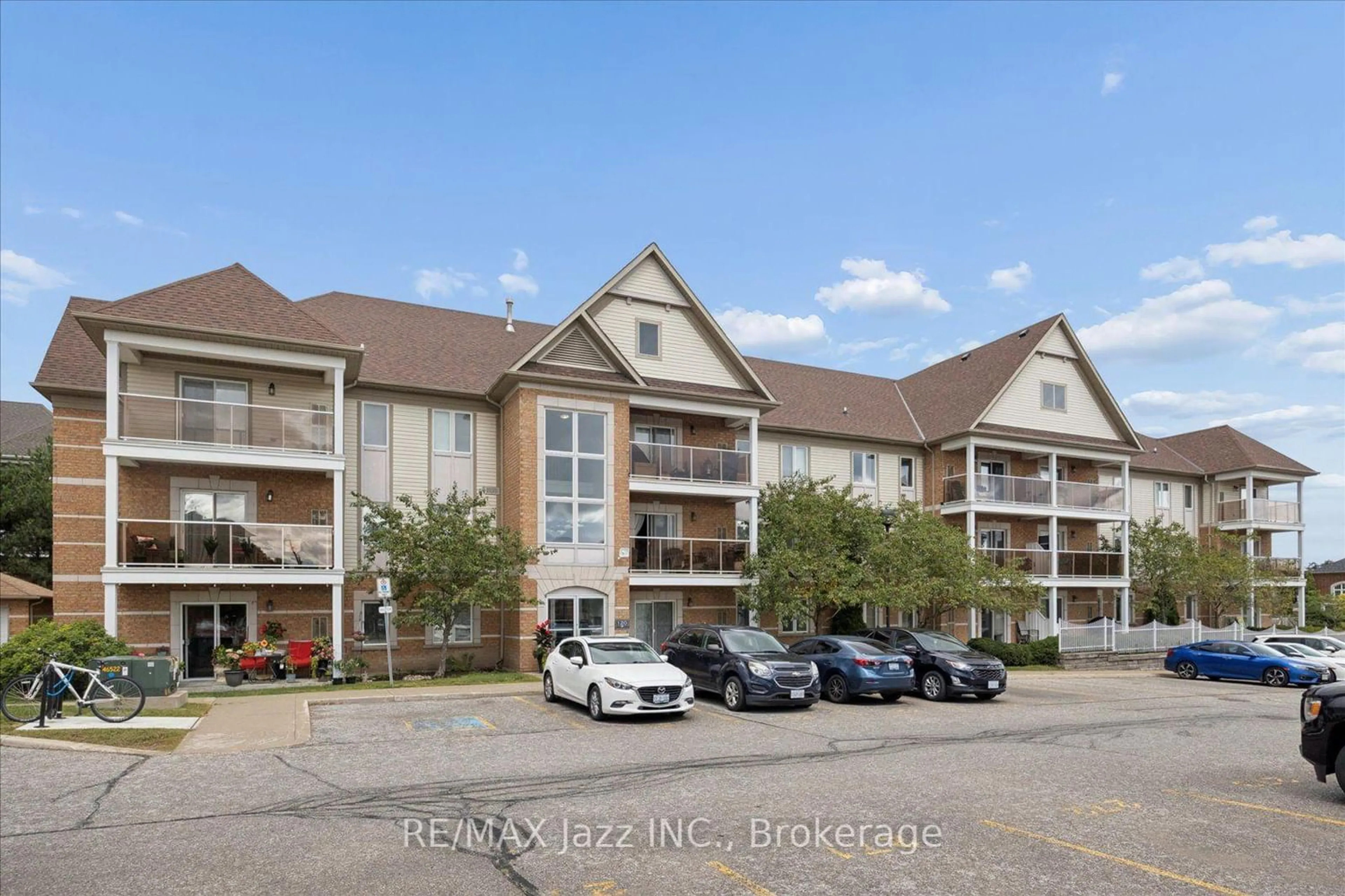 A pic from outside/outdoor area/front of a property/back of a property/a pic from drone, building for 120 Aspen Springs Dr #204, Clarington Ontario L1C 0G7