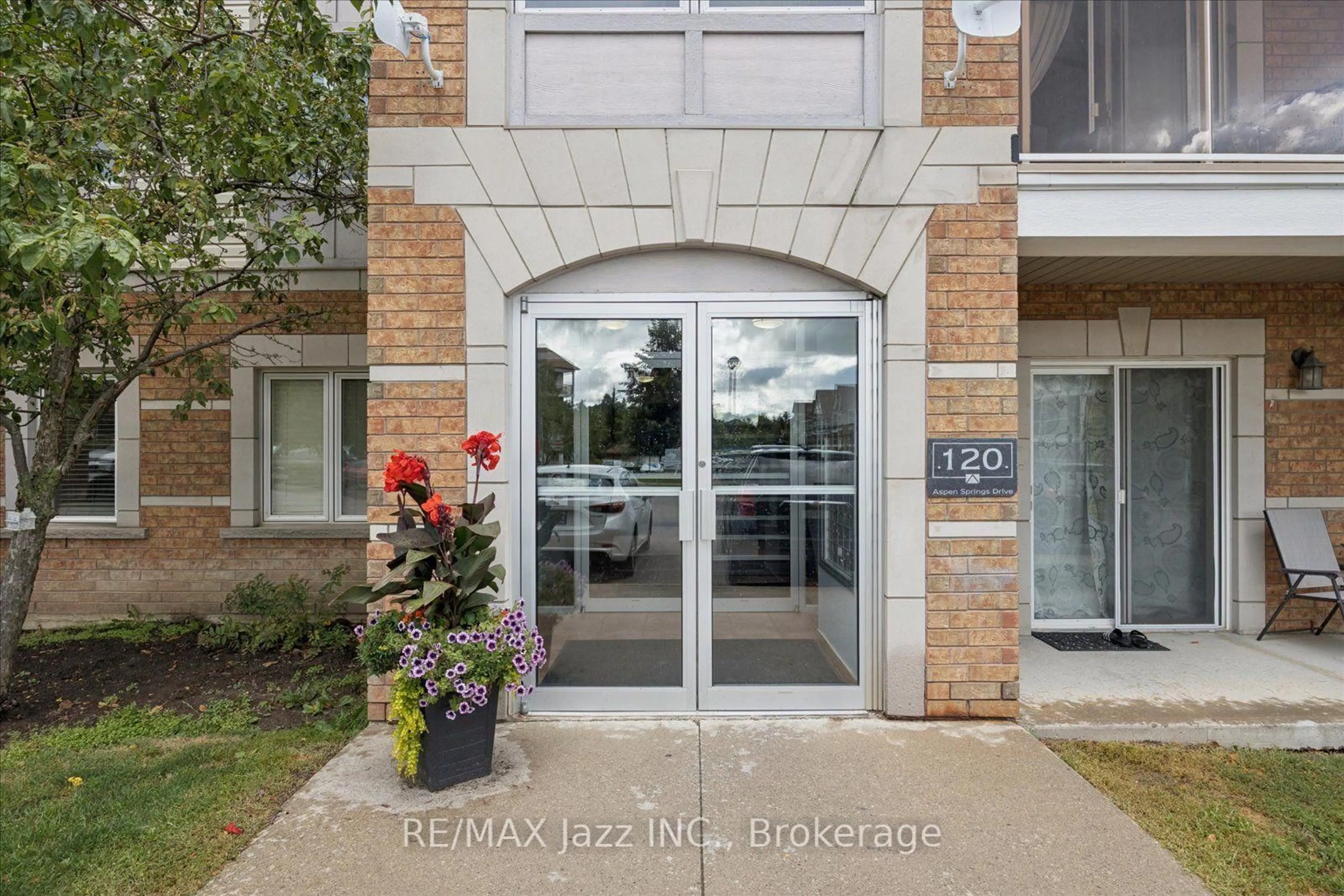 Indoor entryway for 120 Aspen Springs Dr #204, Clarington Ontario L1C 0G7