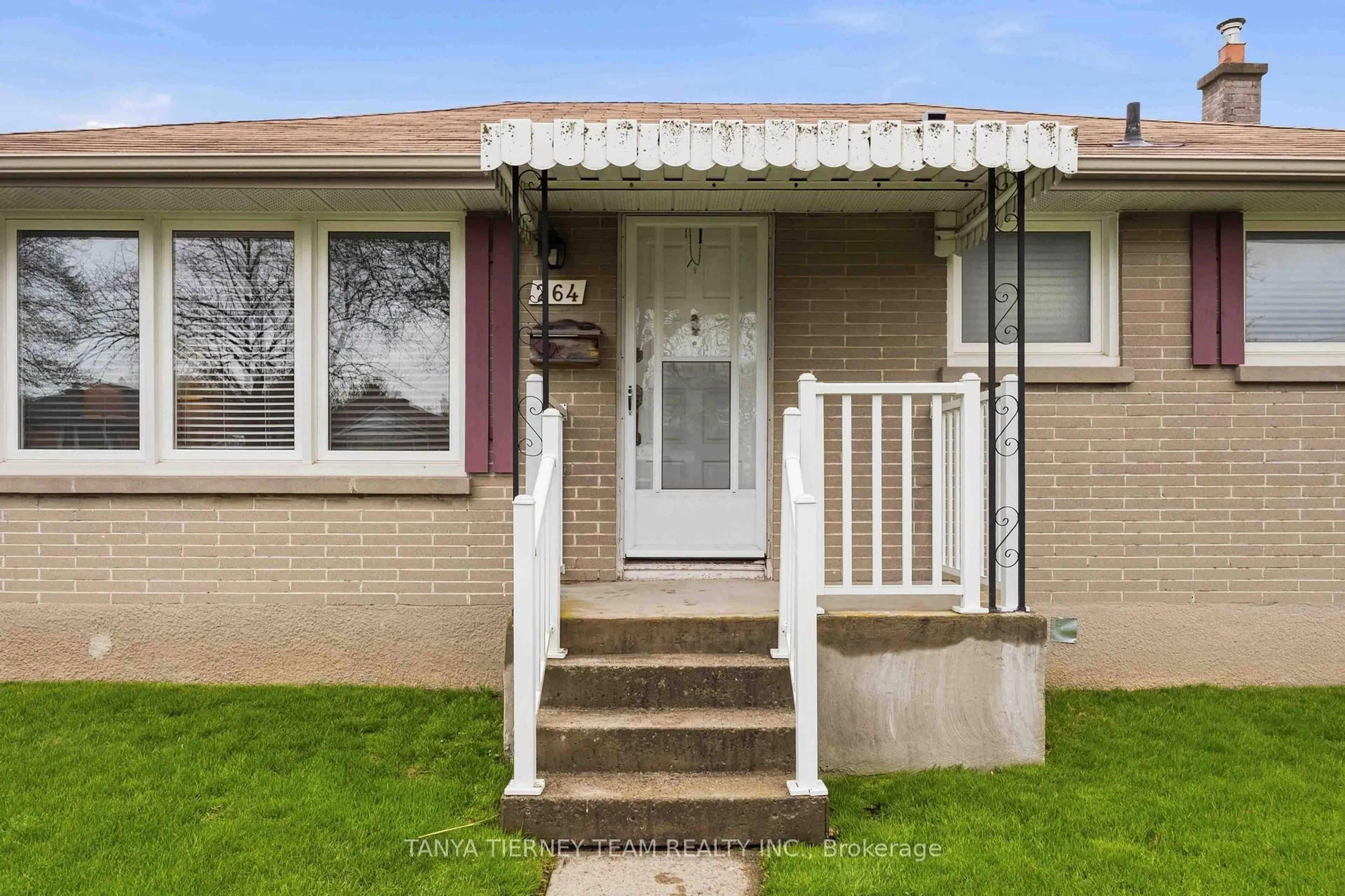 Home with vinyl exterior material, street for 264 Baldwin St, Oshawa Ontario L1H 6H4