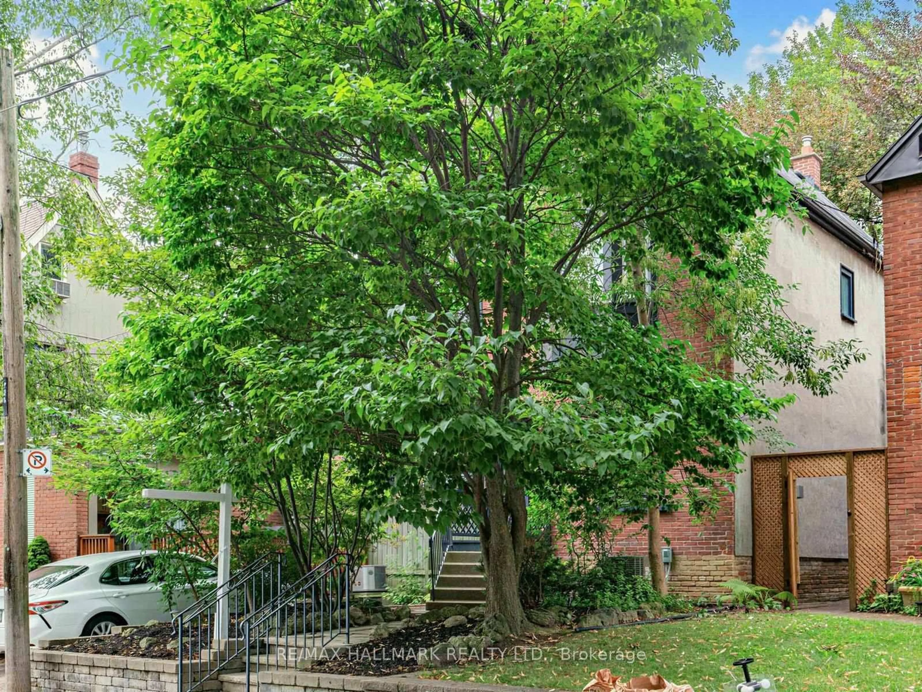 Patio, street for 28 Condor Ave, Toronto Ontario M4J 3M8
