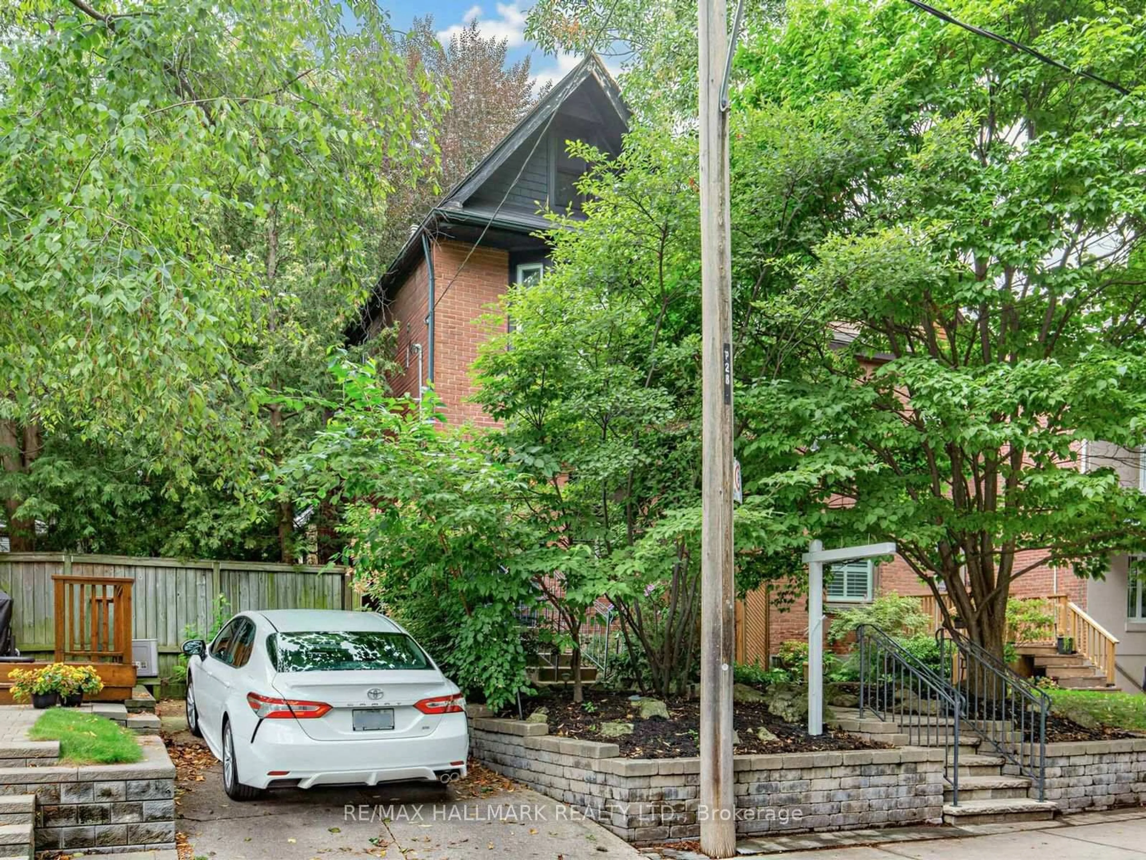 A pic from outside/outdoor area/front of a property/back of a property/a pic from drone, street for 28 Condor Ave, Toronto Ontario M4J 3M8