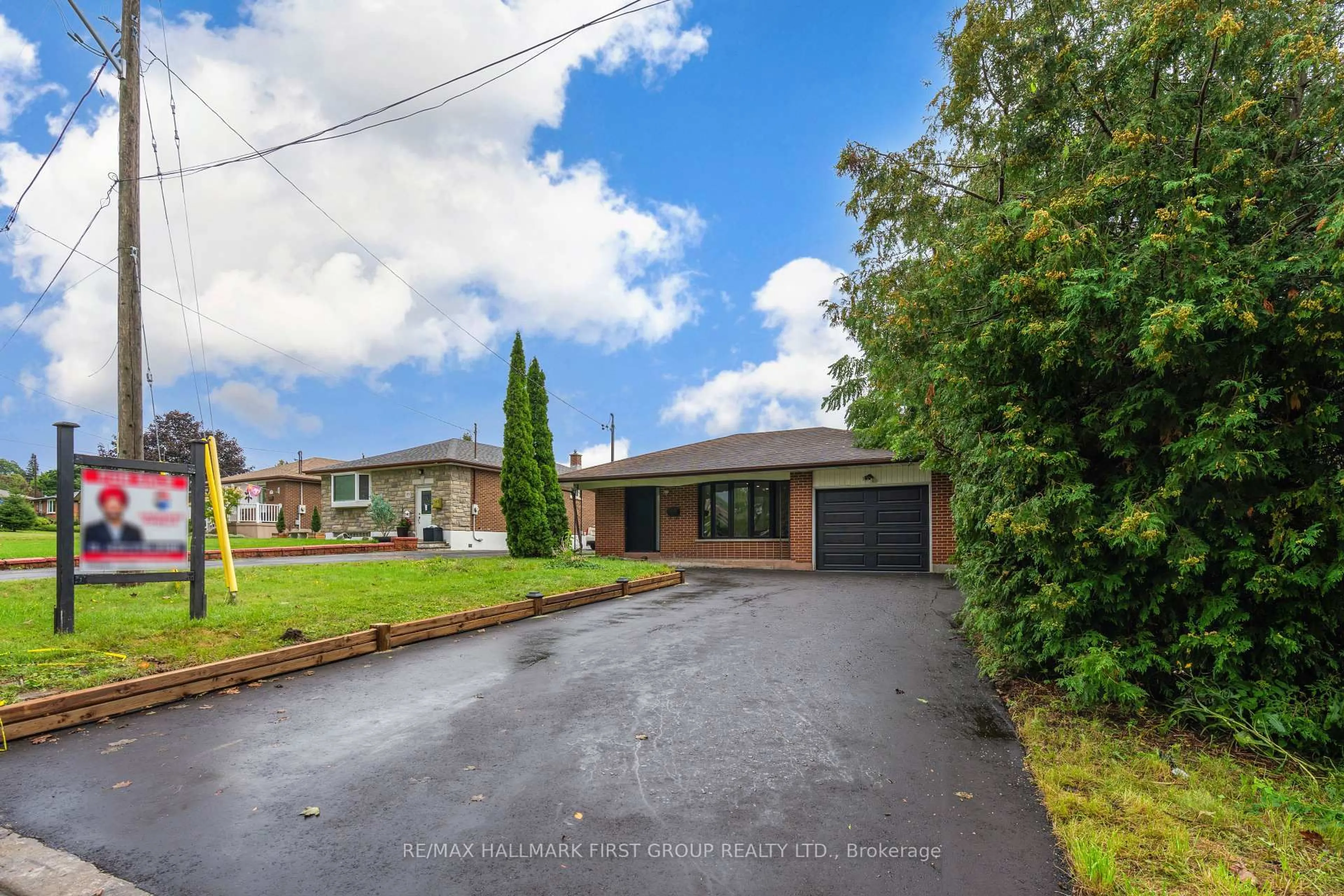 A pic from outside/outdoor area/front of a property/back of a property/a pic from drone, street for 969 Applegrove Ave, Oshawa Ontario L1H 1S5