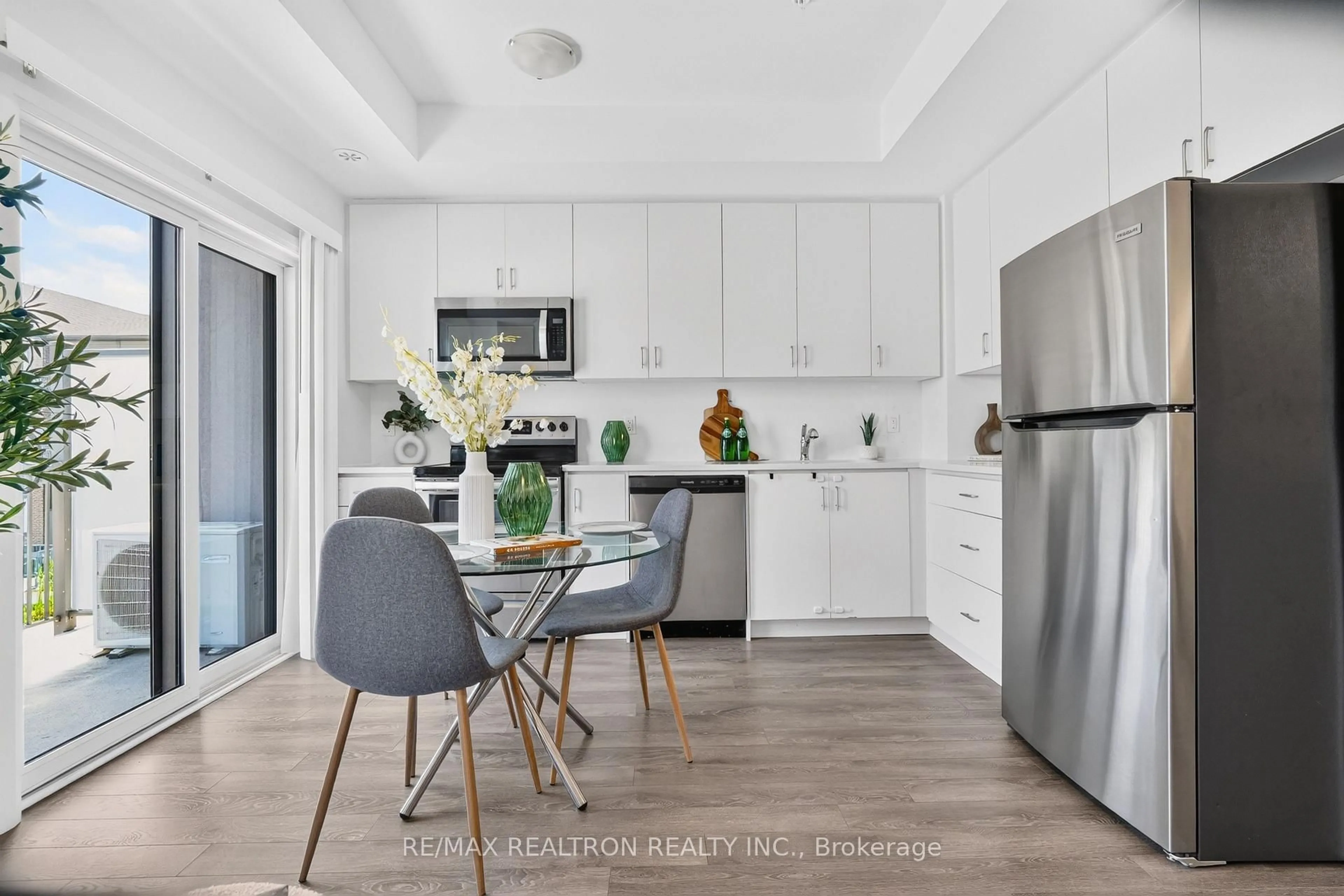 Open concept kitchen, unknown for 2635 William Jackson Dr #1010, Pickering Ontario L1X 0L2