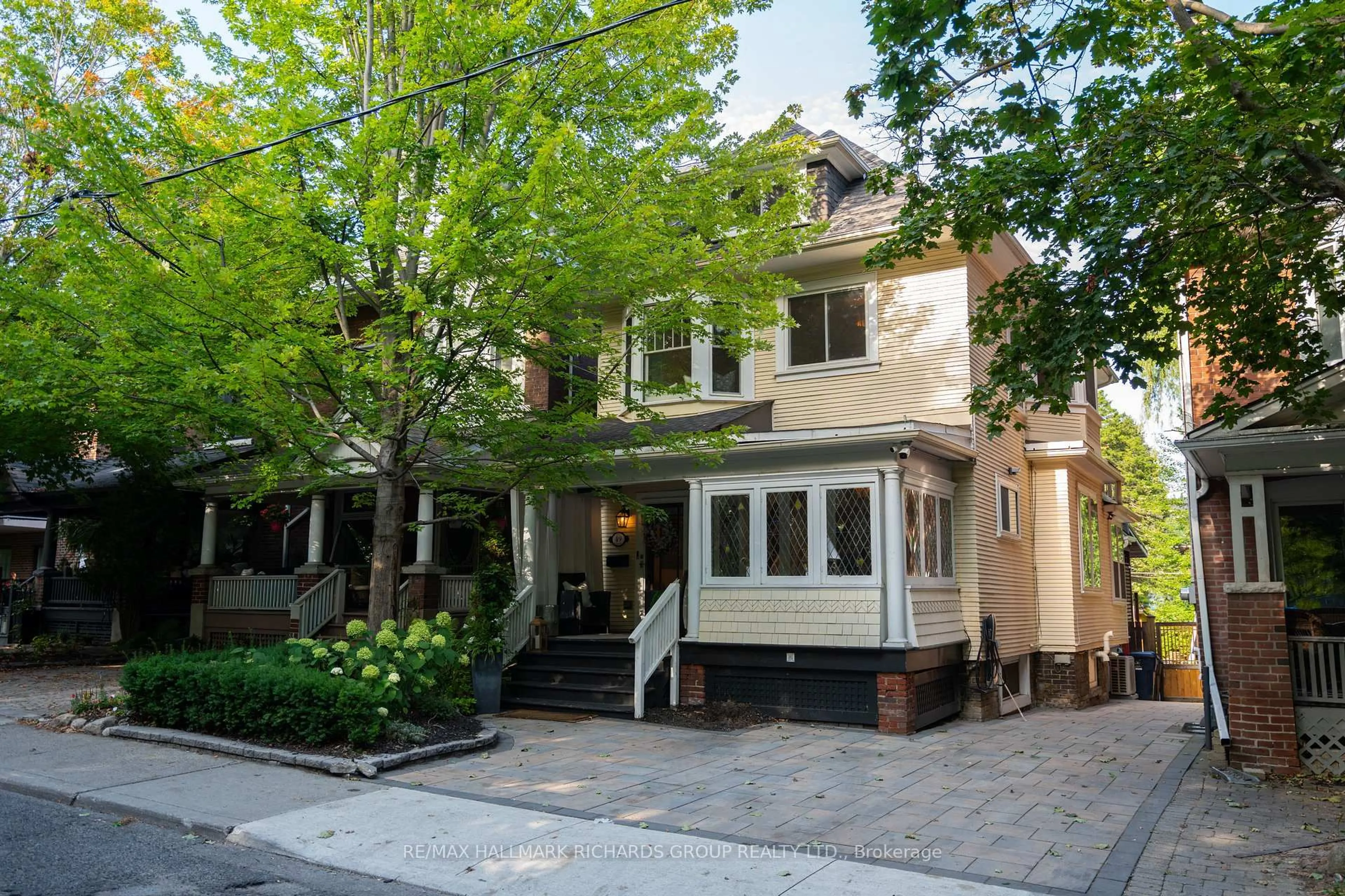 Unknown for 49 Lee Ave, Toronto Ontario M4E 2P1