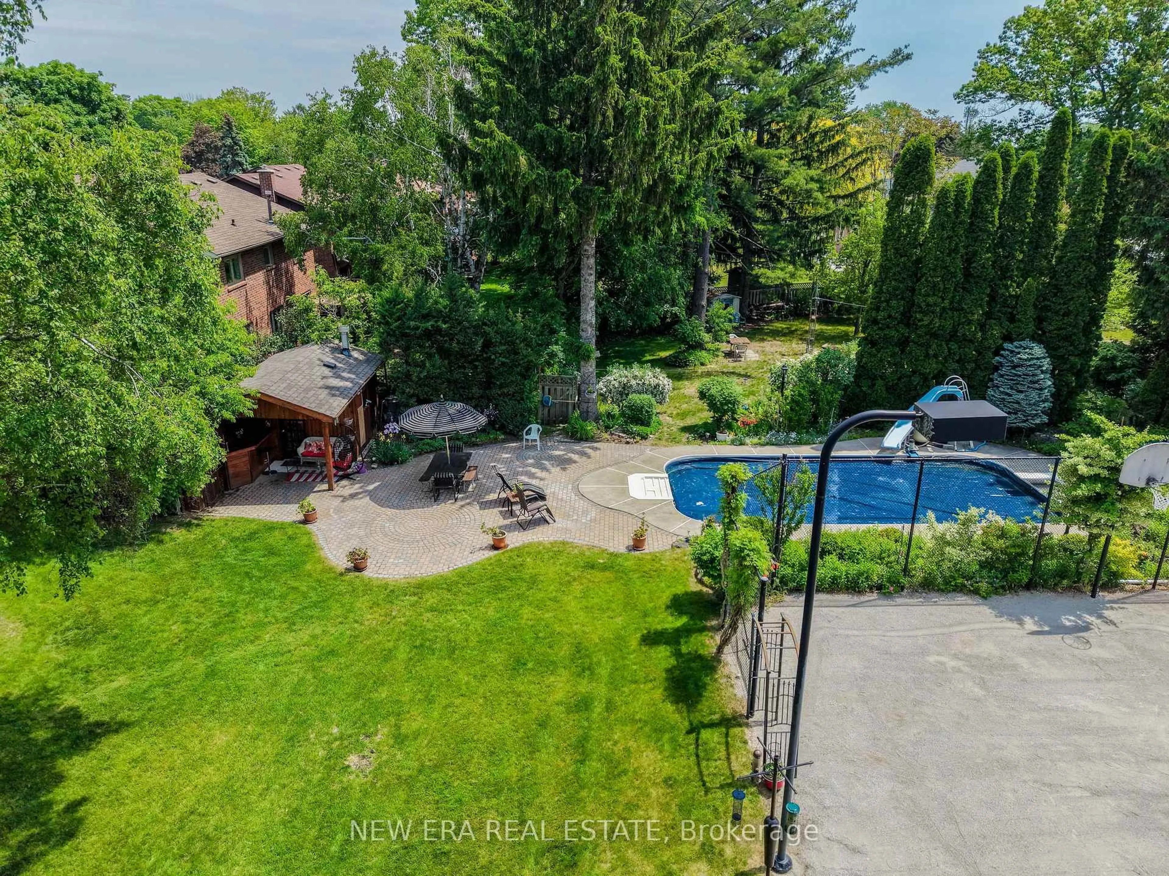 A pic from outside/outdoor area/front of a property/back of a property/a pic from drone, water/lake/river/ocean view for 37 Glenthorne Dr, Toronto Ontario M1C 3S9
