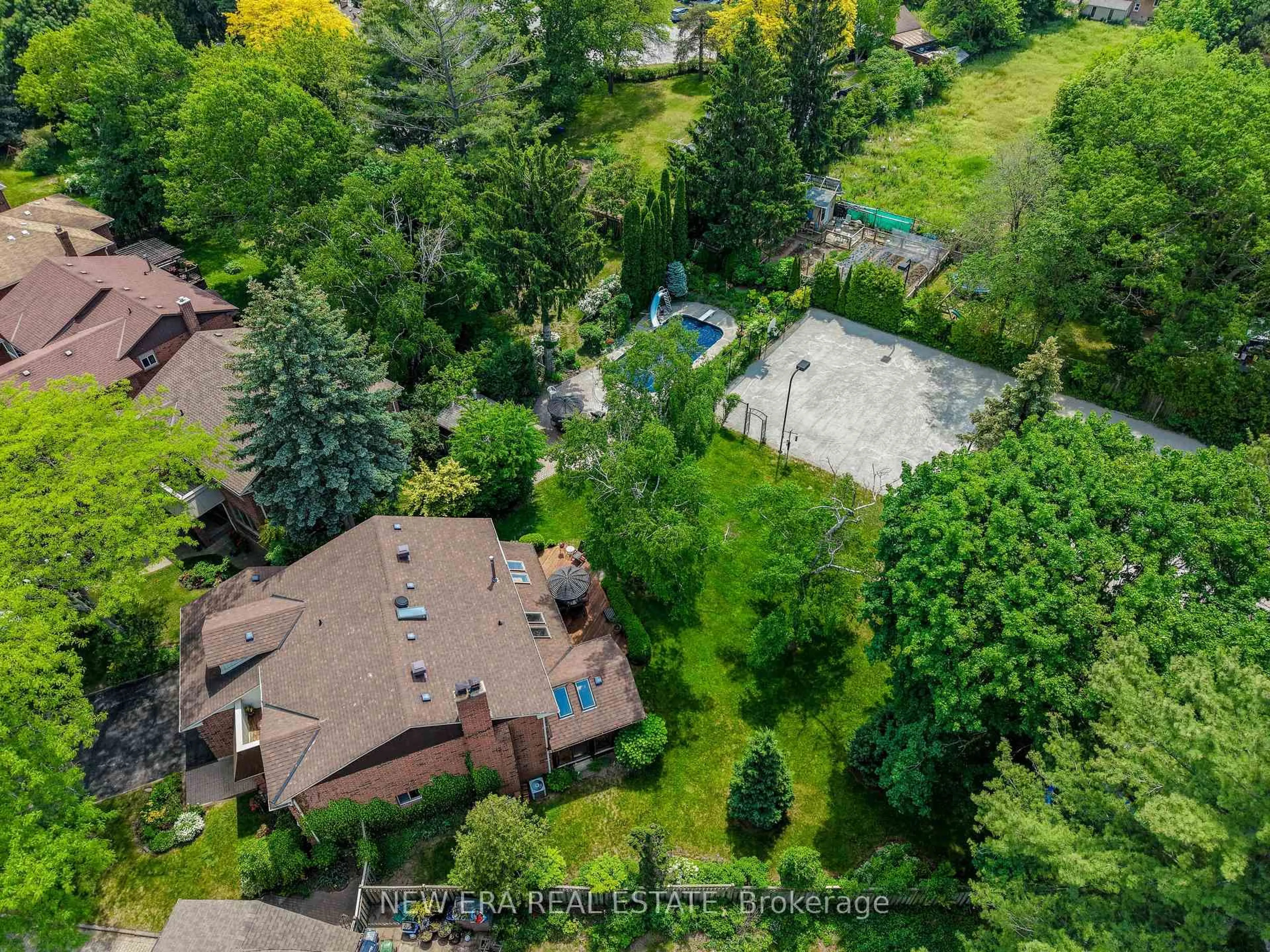 A pic from outside/outdoor area/front of a property/back of a property/a pic from drone, forest/trees view for 37 Glenthorne Dr, Toronto Ontario M1C 3S9