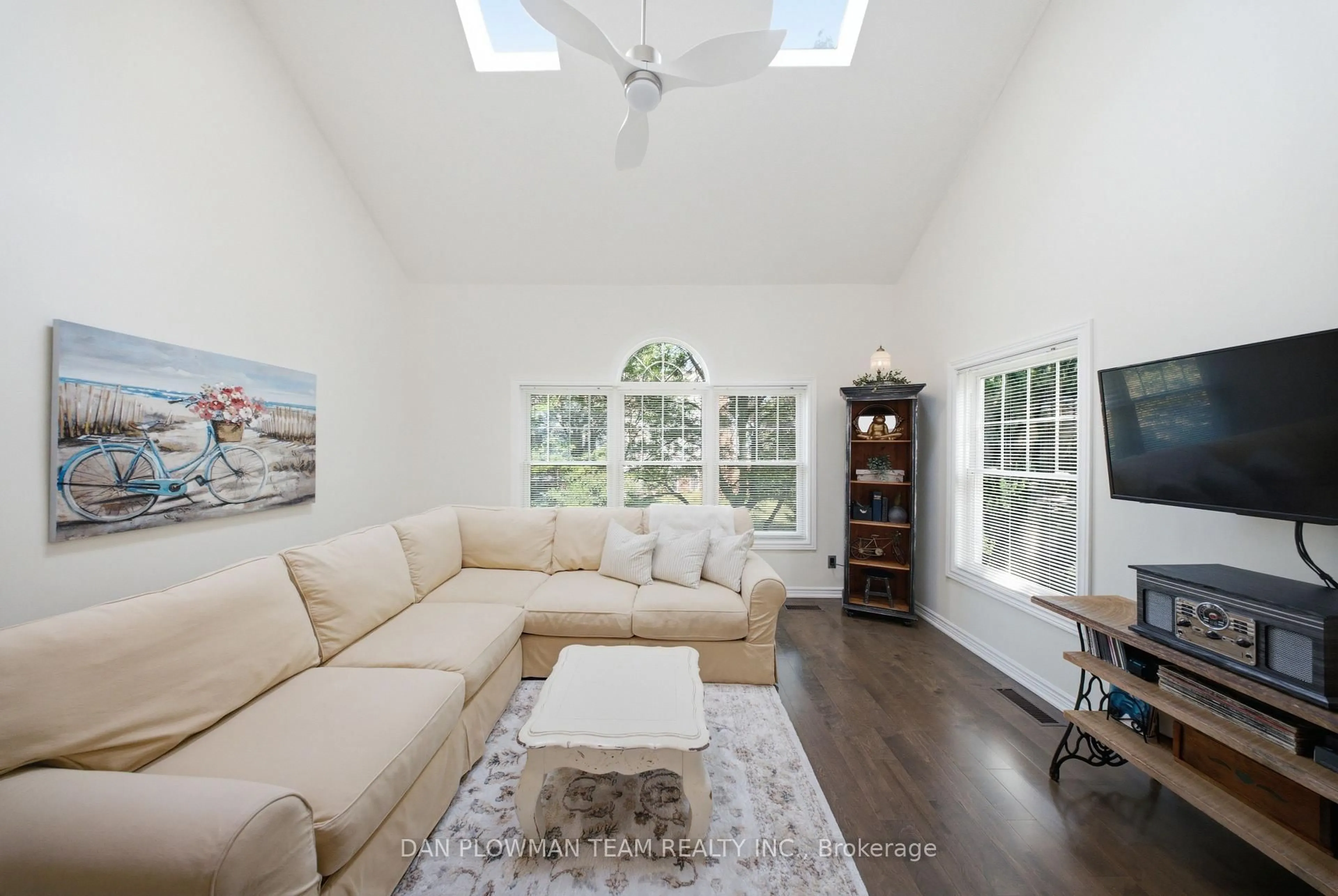 Living room with furniture, unknown for 1661 Nash Rd #H-14, Clarington Ontario L1E 1S8