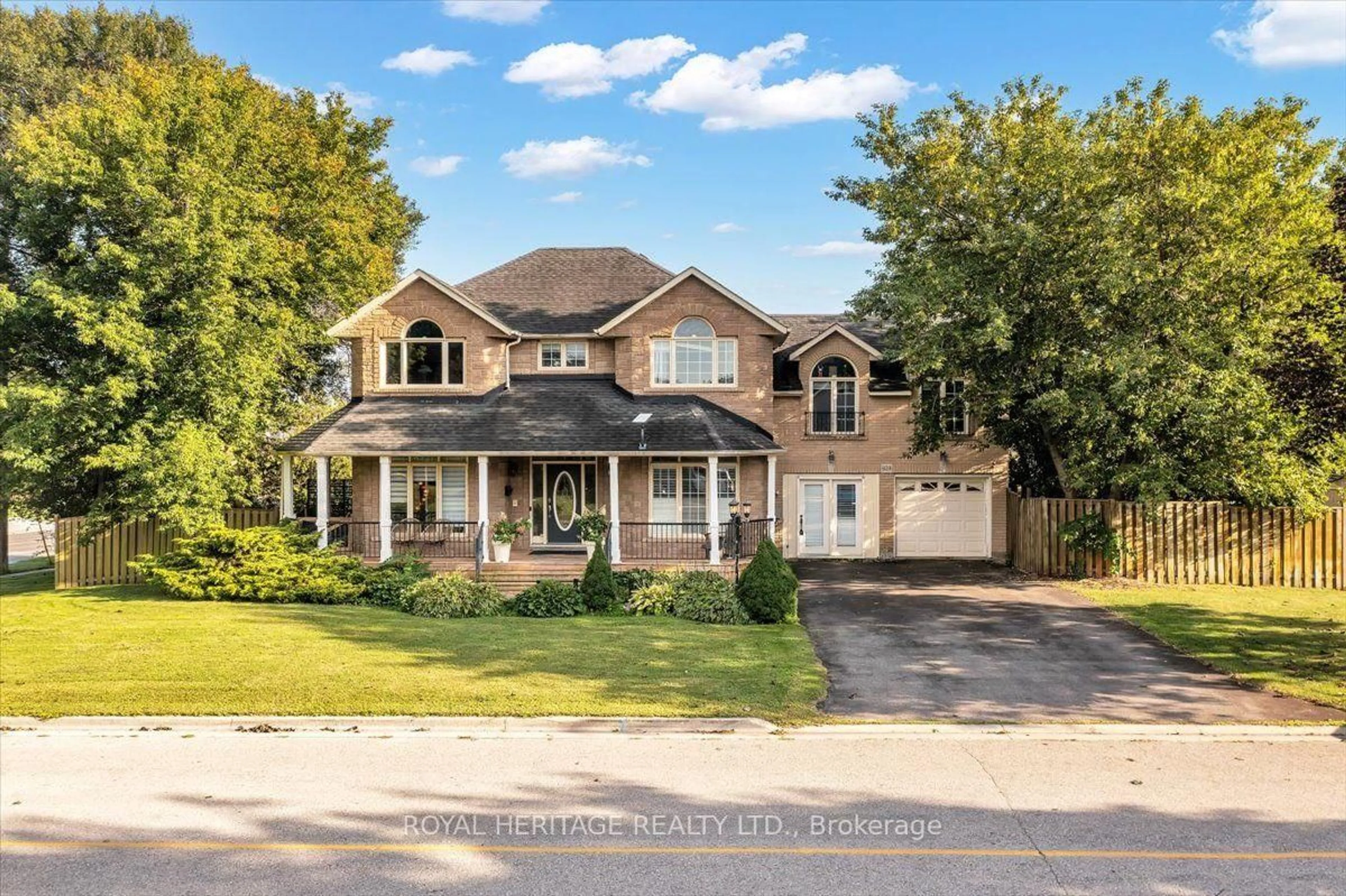 Home with brick exterior material, street for 828 Wildflower Crt, Oshawa Ontario L1G 7Z4