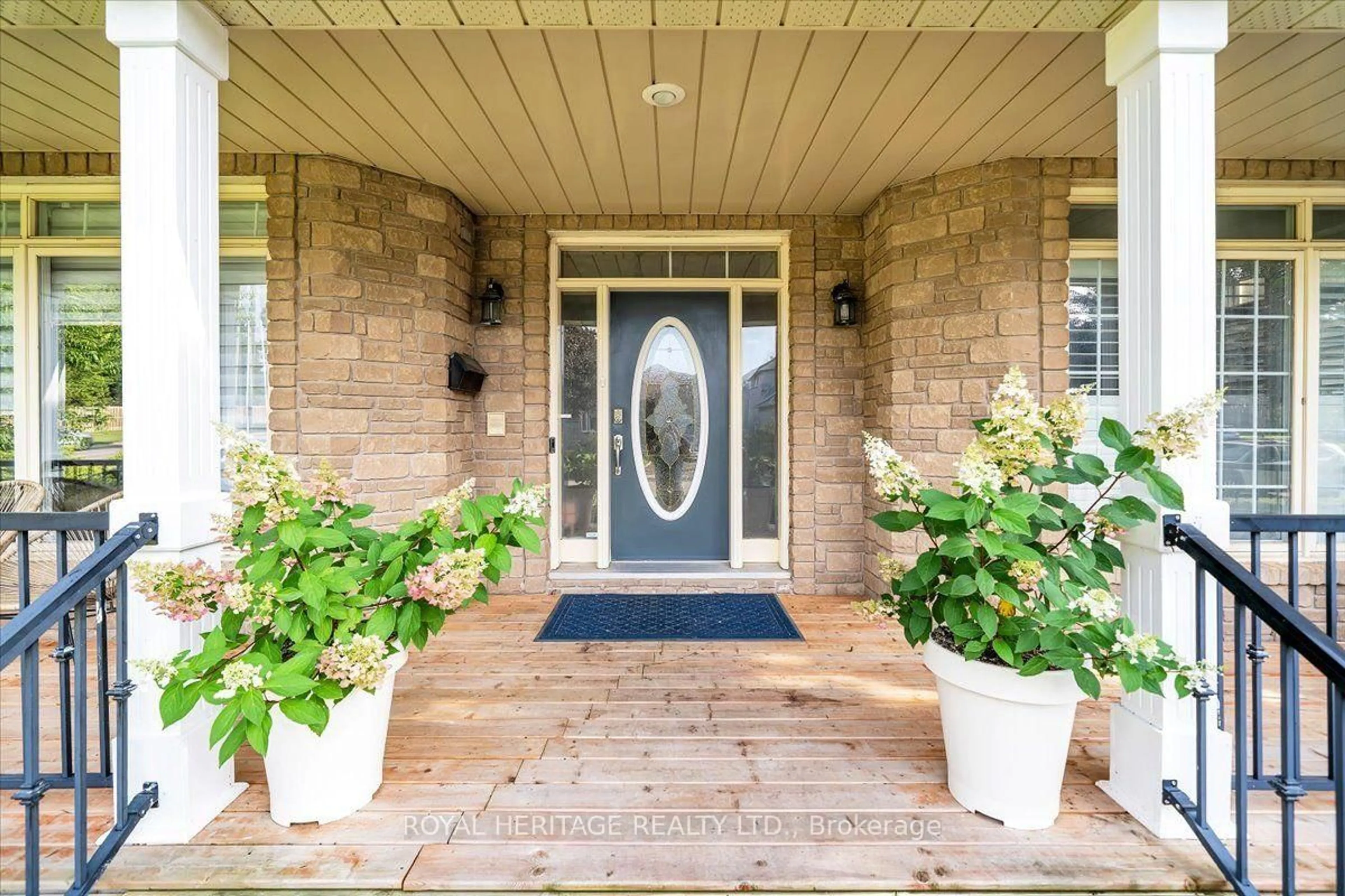 Indoor entryway for 828 Wildflower Crt, Oshawa Ontario L1G 7Z4