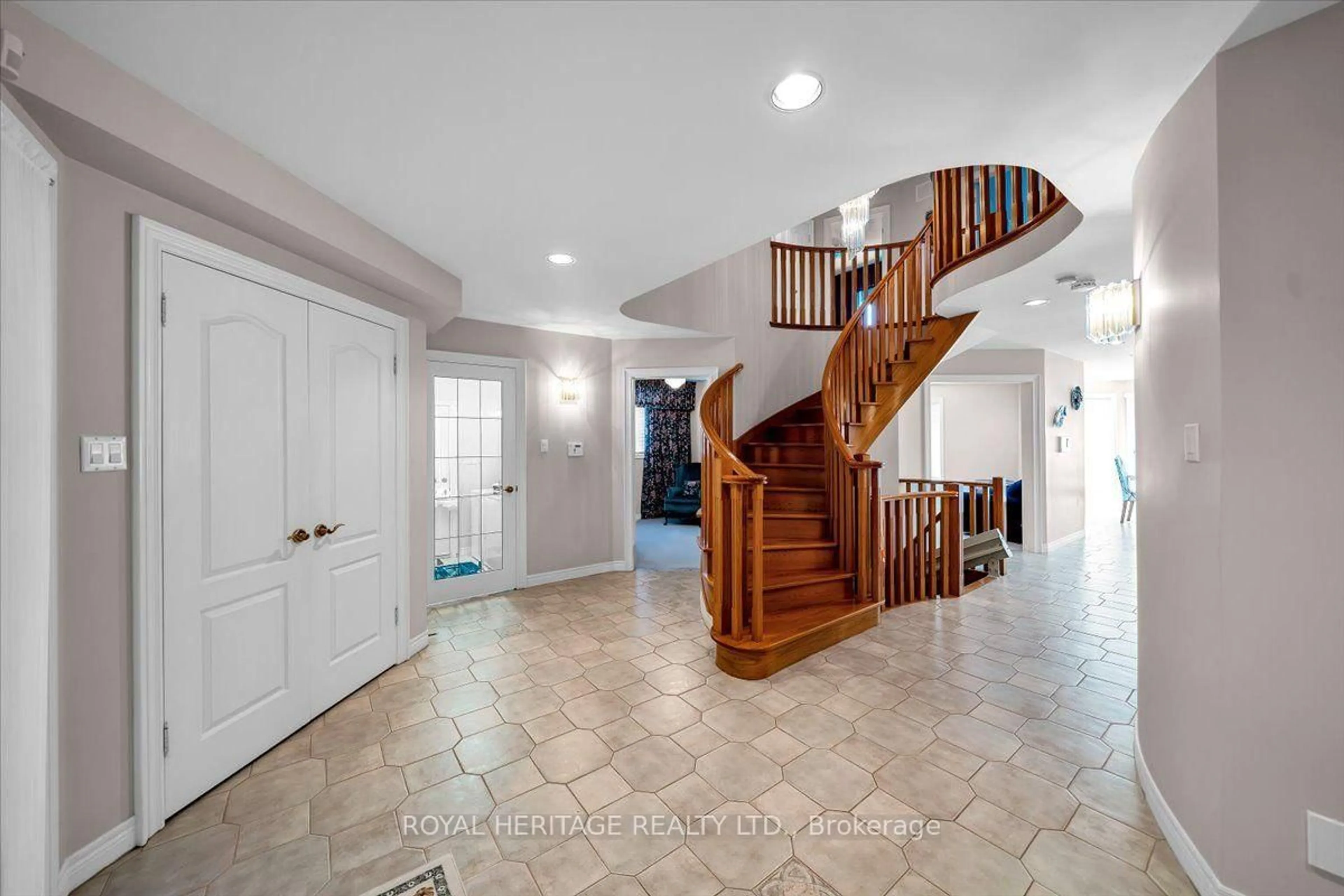 Indoor foyer for 828 Wildflower Crt, Oshawa Ontario L1G 7Z4