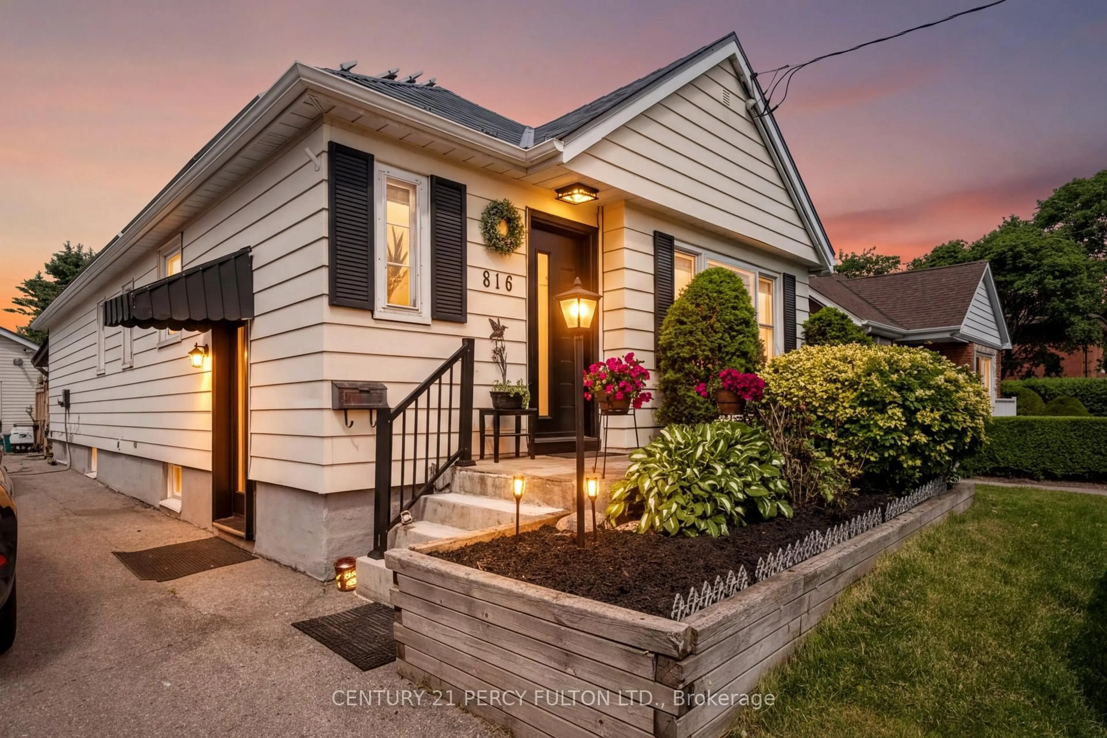 Home with vinyl exterior material, street for 816 SIMCOE St, Oshawa Ontario L1G 4V8
