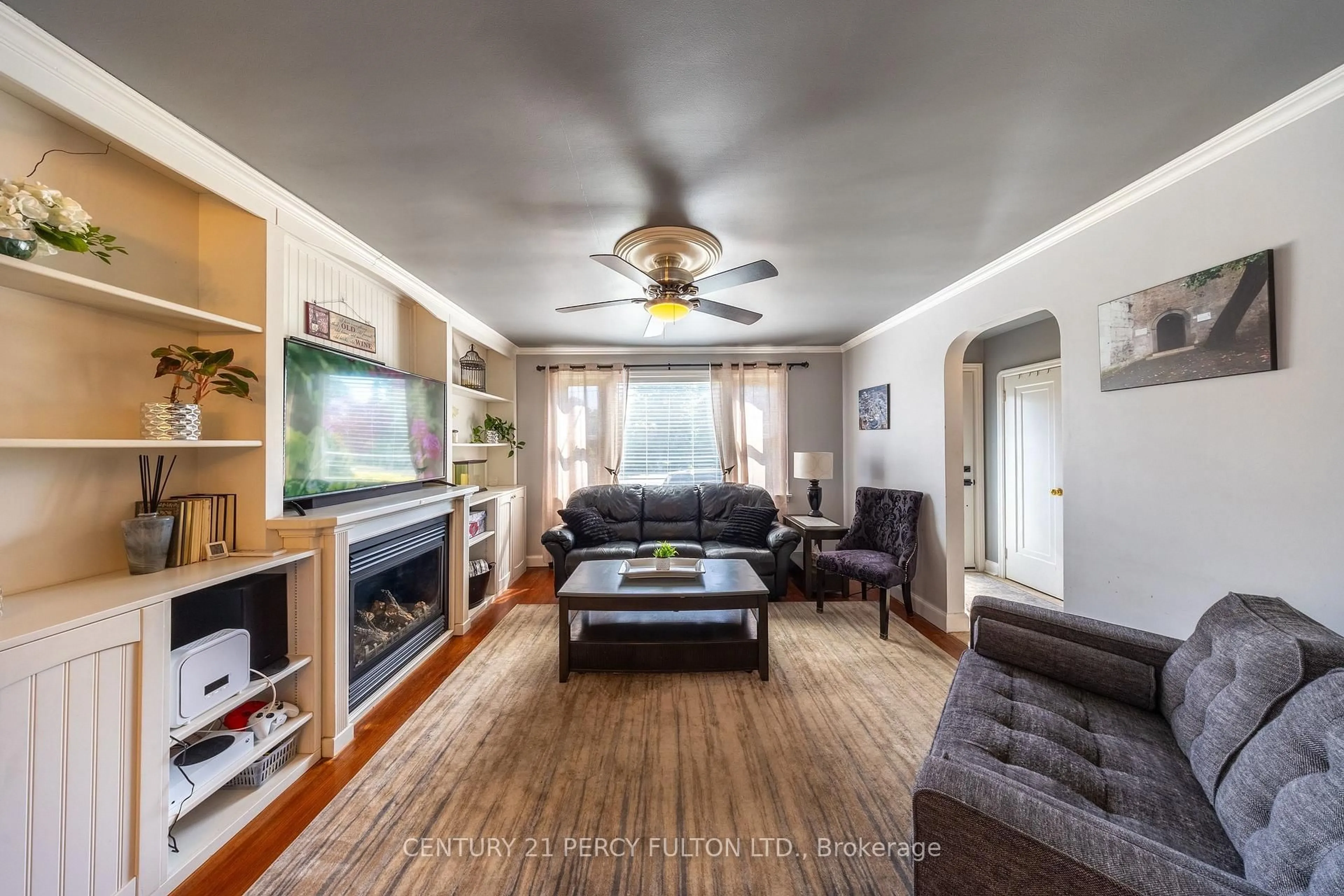 Living room with furniture, unknown for 816 SIMCOE St, Oshawa Ontario L1G 4V8
