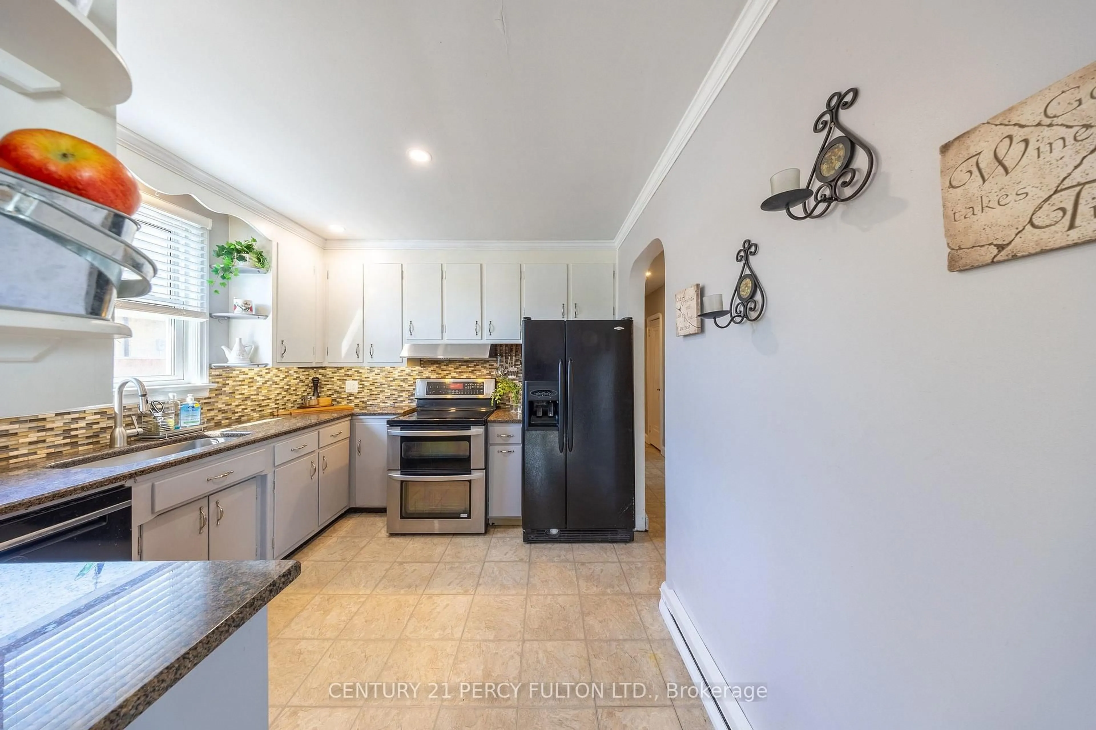 Open concept kitchen, ceramic/tile floor for 816 SIMCOE St, Oshawa Ontario L1G 4V8
