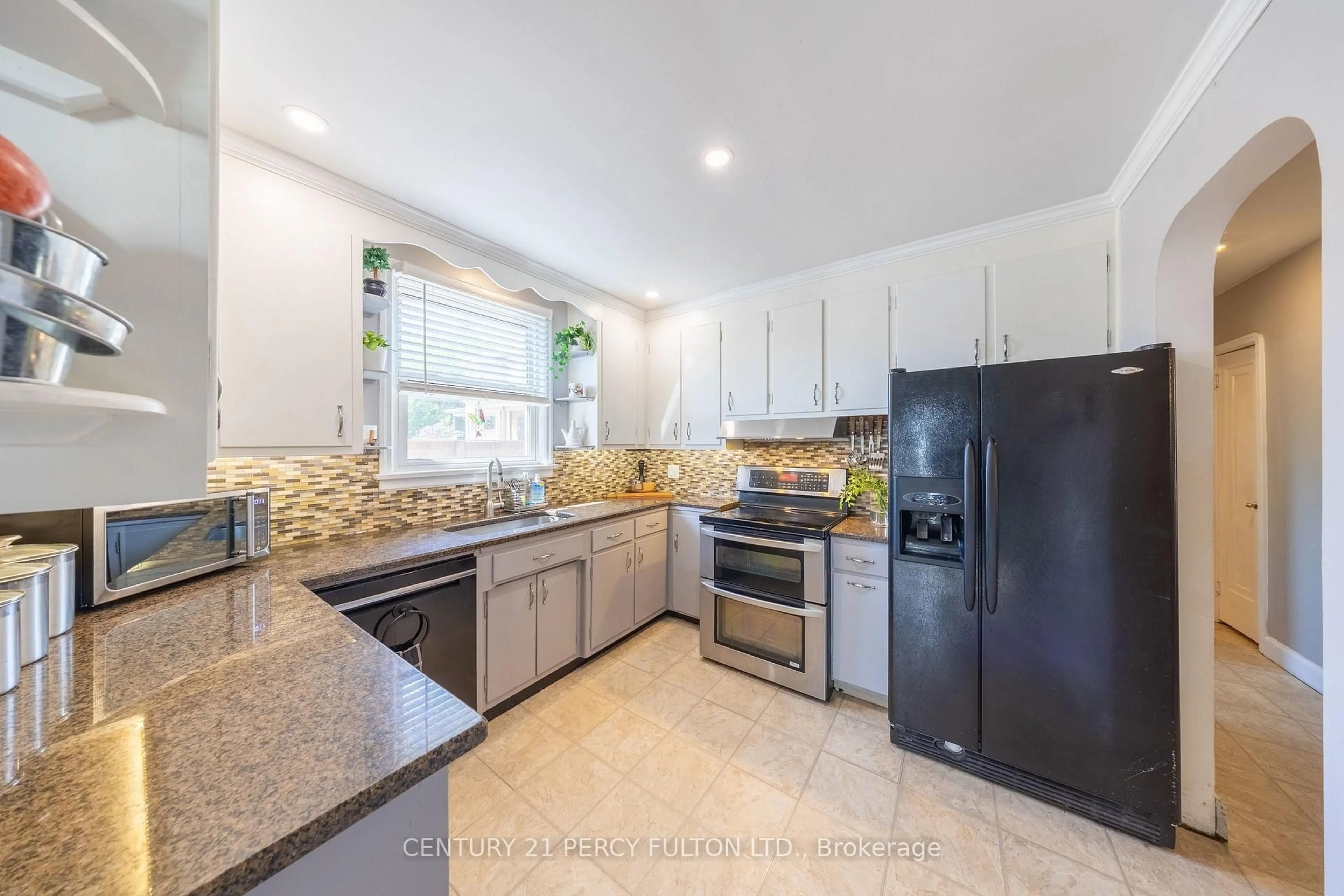 Open concept kitchen, ceramic/tile floor for 816 SIMCOE St, Oshawa Ontario L1G 4V8